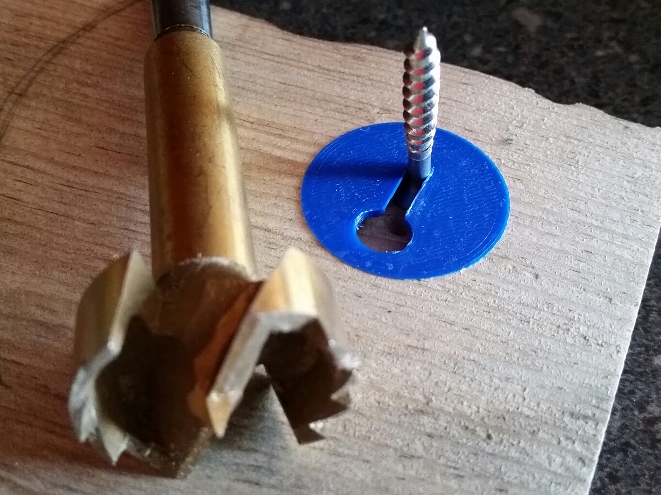 Keyhole hanger insert