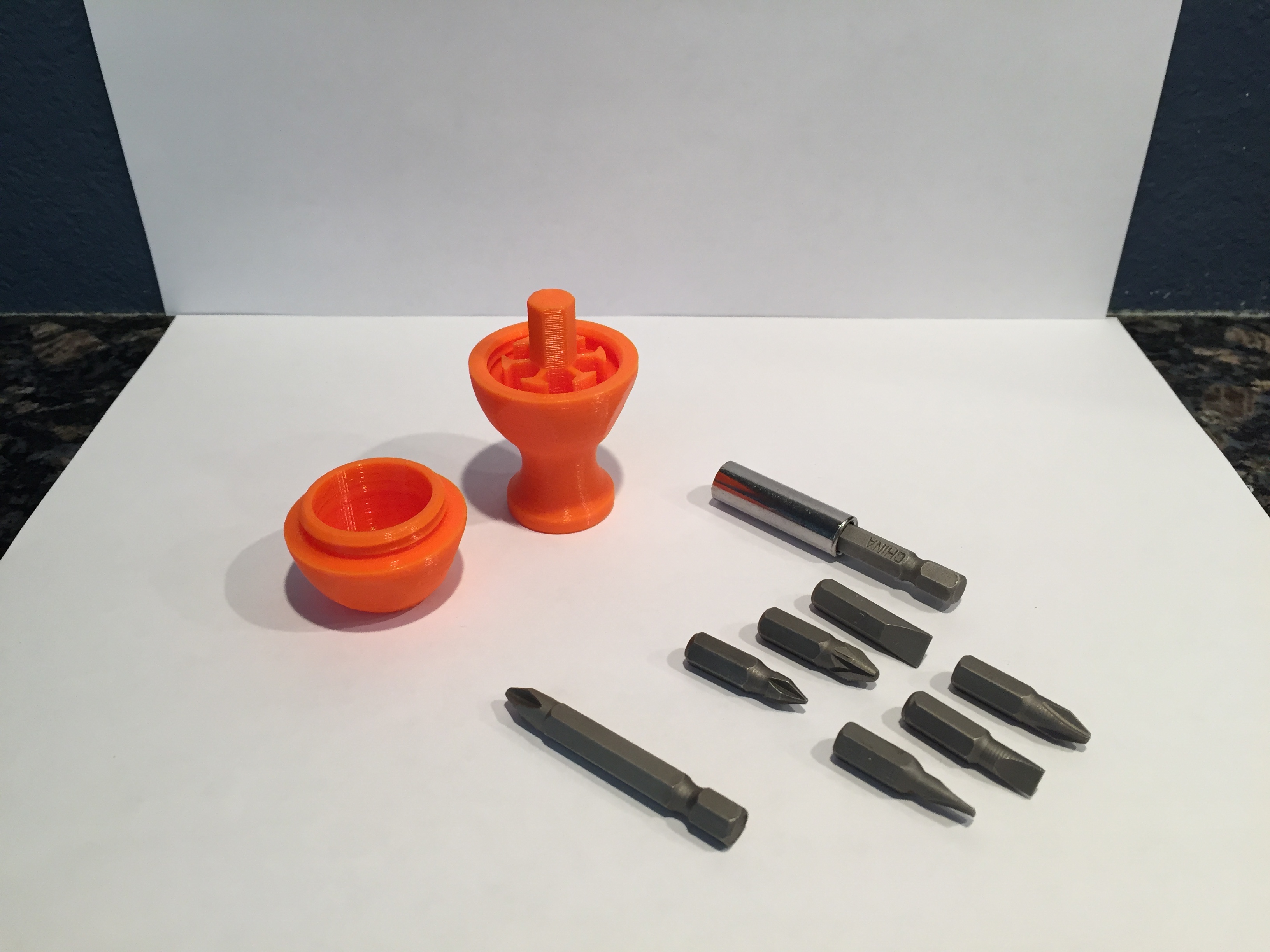 Stubby magnetic bit holder with bit storage