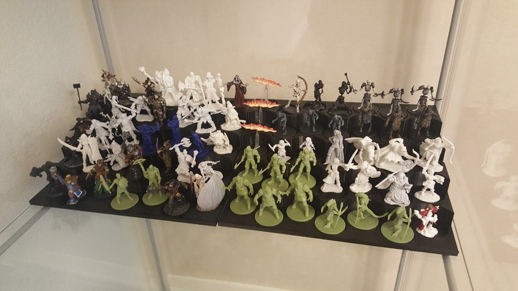 D&D Miniatures Stand - Resized and mesh corrected.