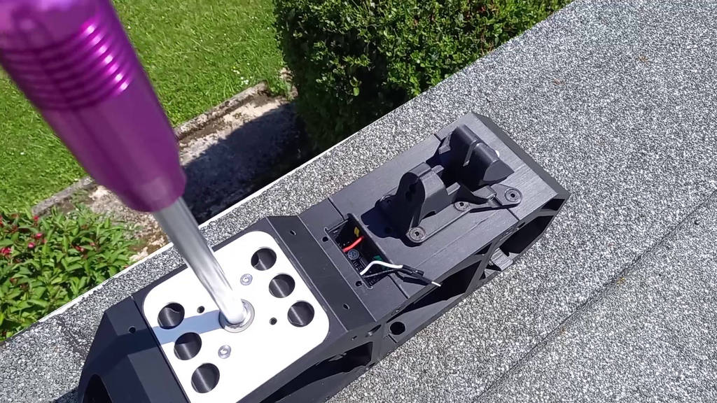 SRT H-pattern_sequential Gearbox V8 with clutch controlled locking system