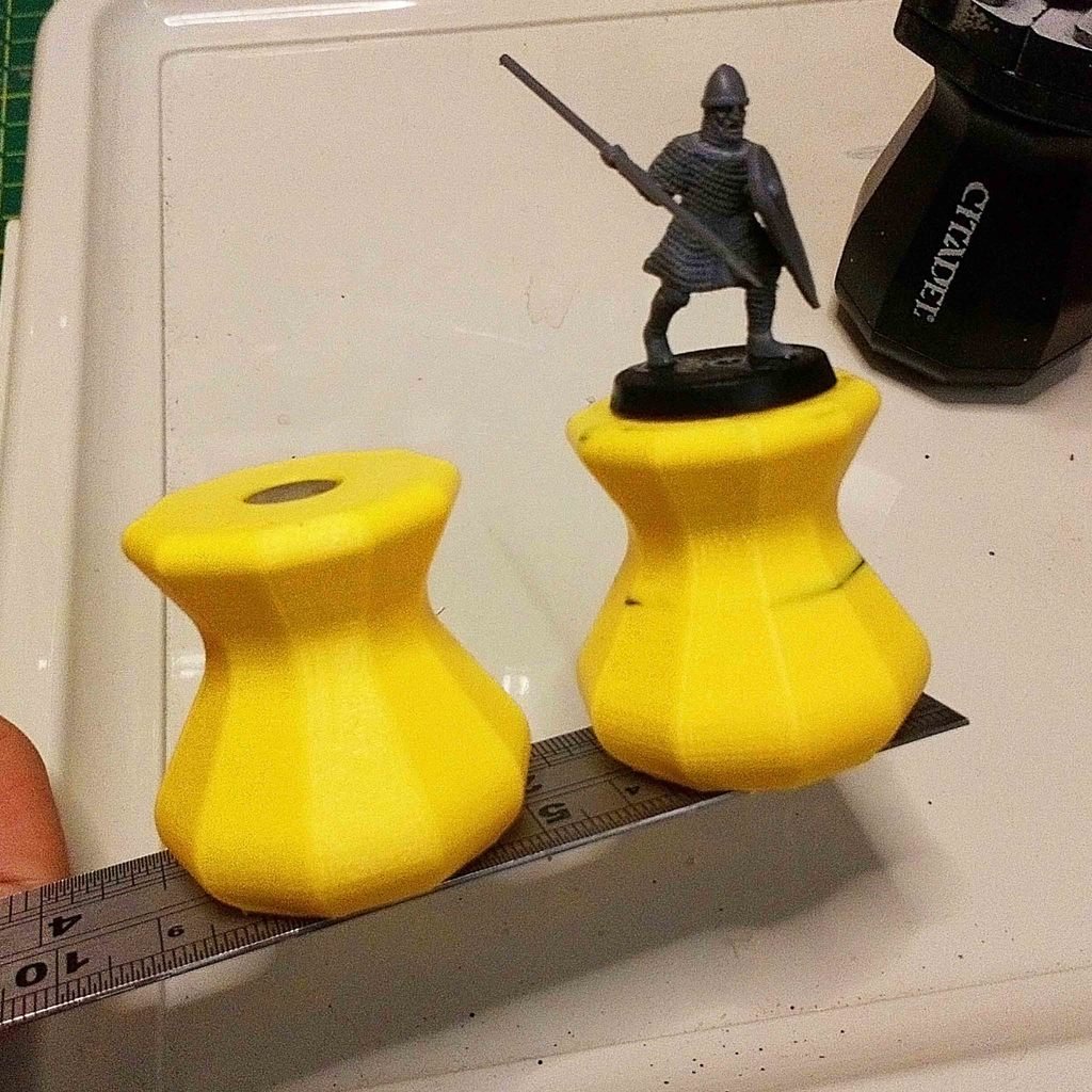Miniature painting handle with magnets