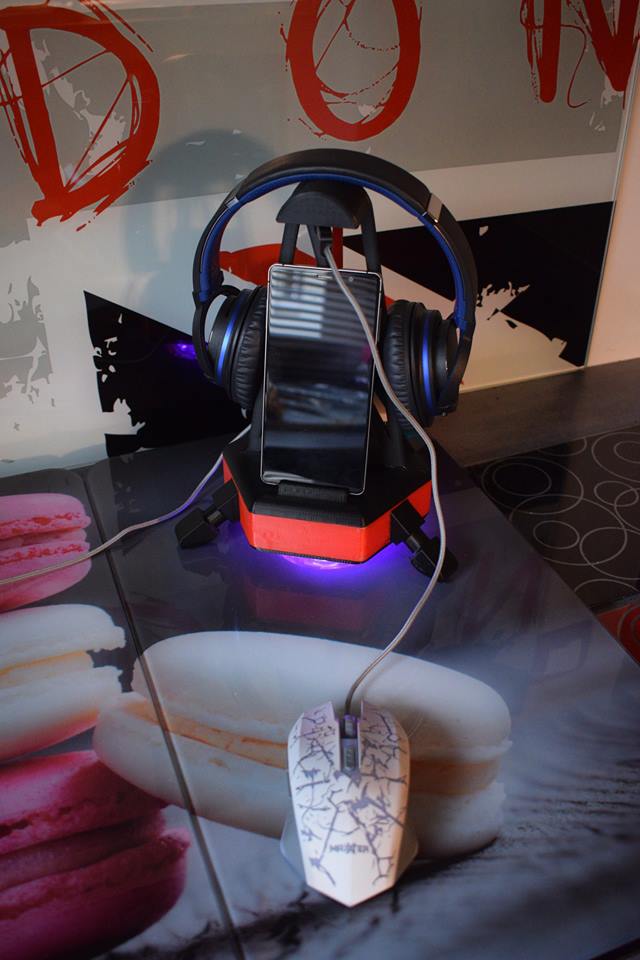 Support Headphone, bungee, phone, key usb