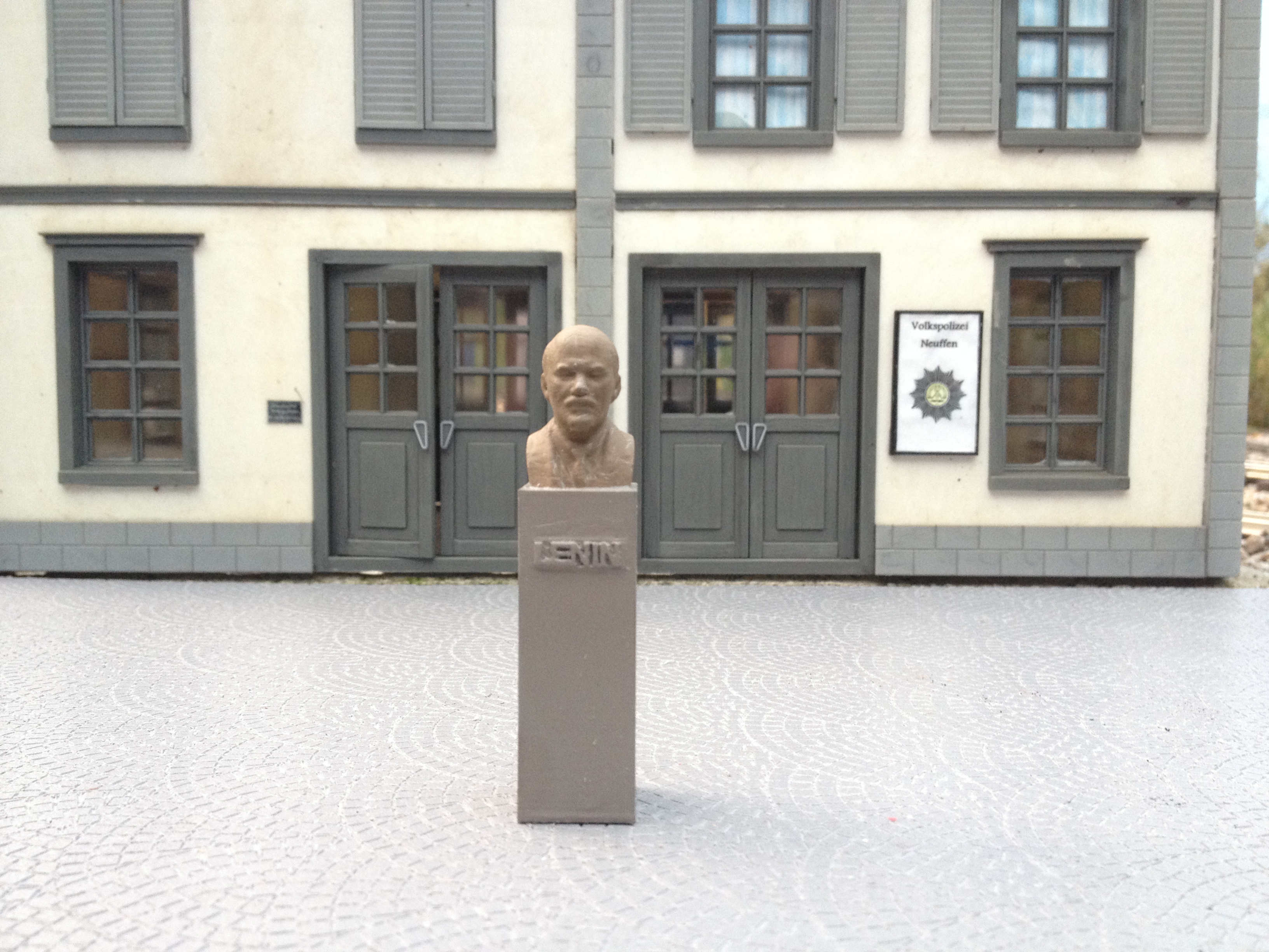 Leninstaty with piedestal and text