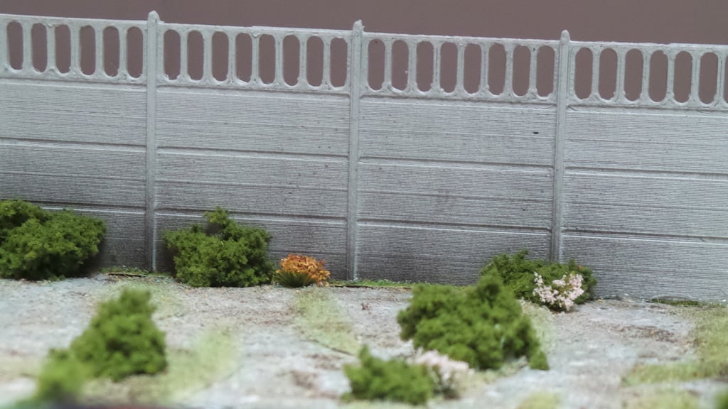Old concrete fence 1:43