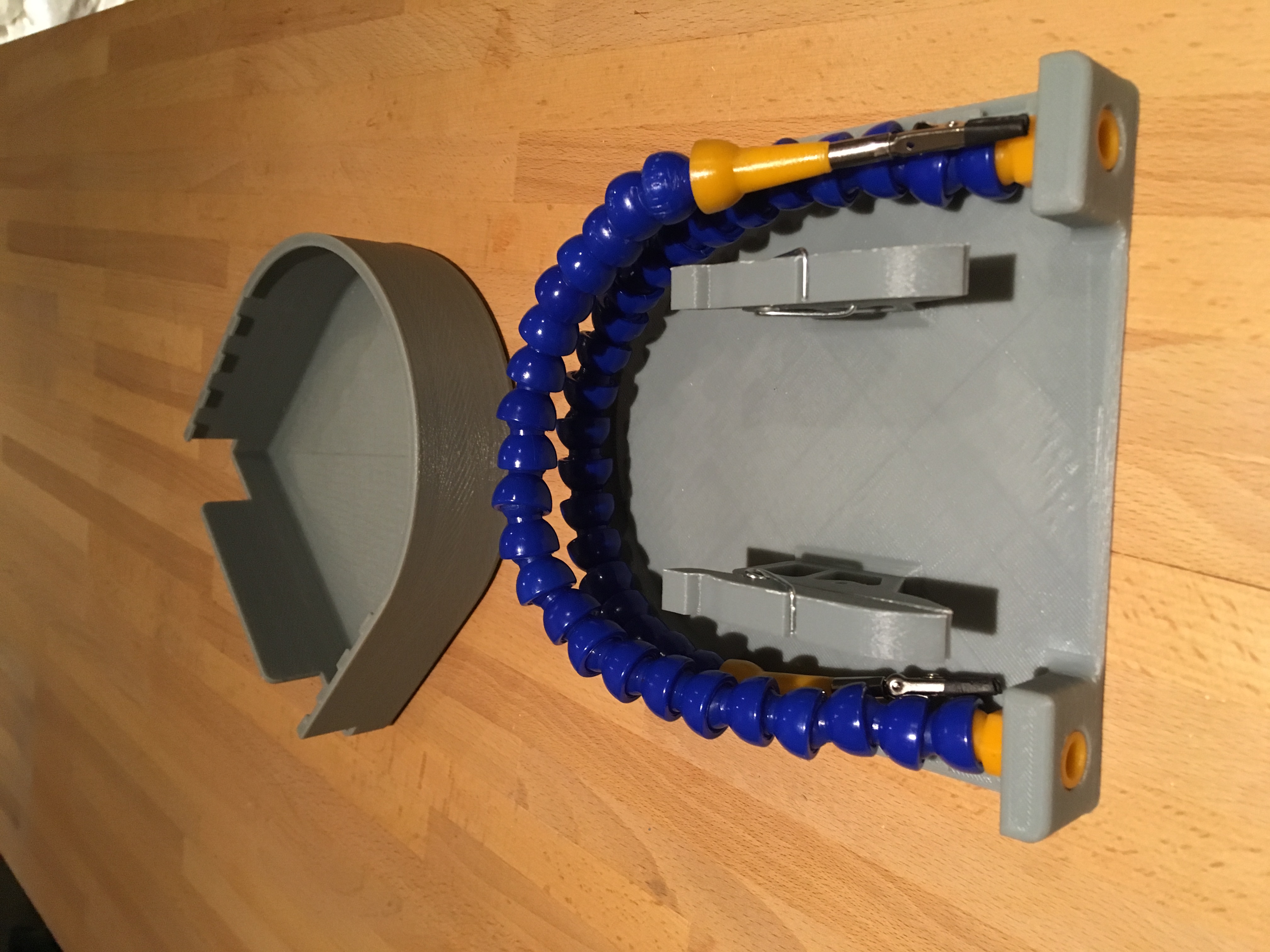 A storable, many armed, Lötgnu - Third hand, soldering aid, with storage case