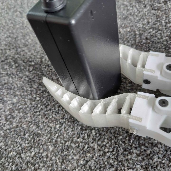Robot gripper for standard servo
