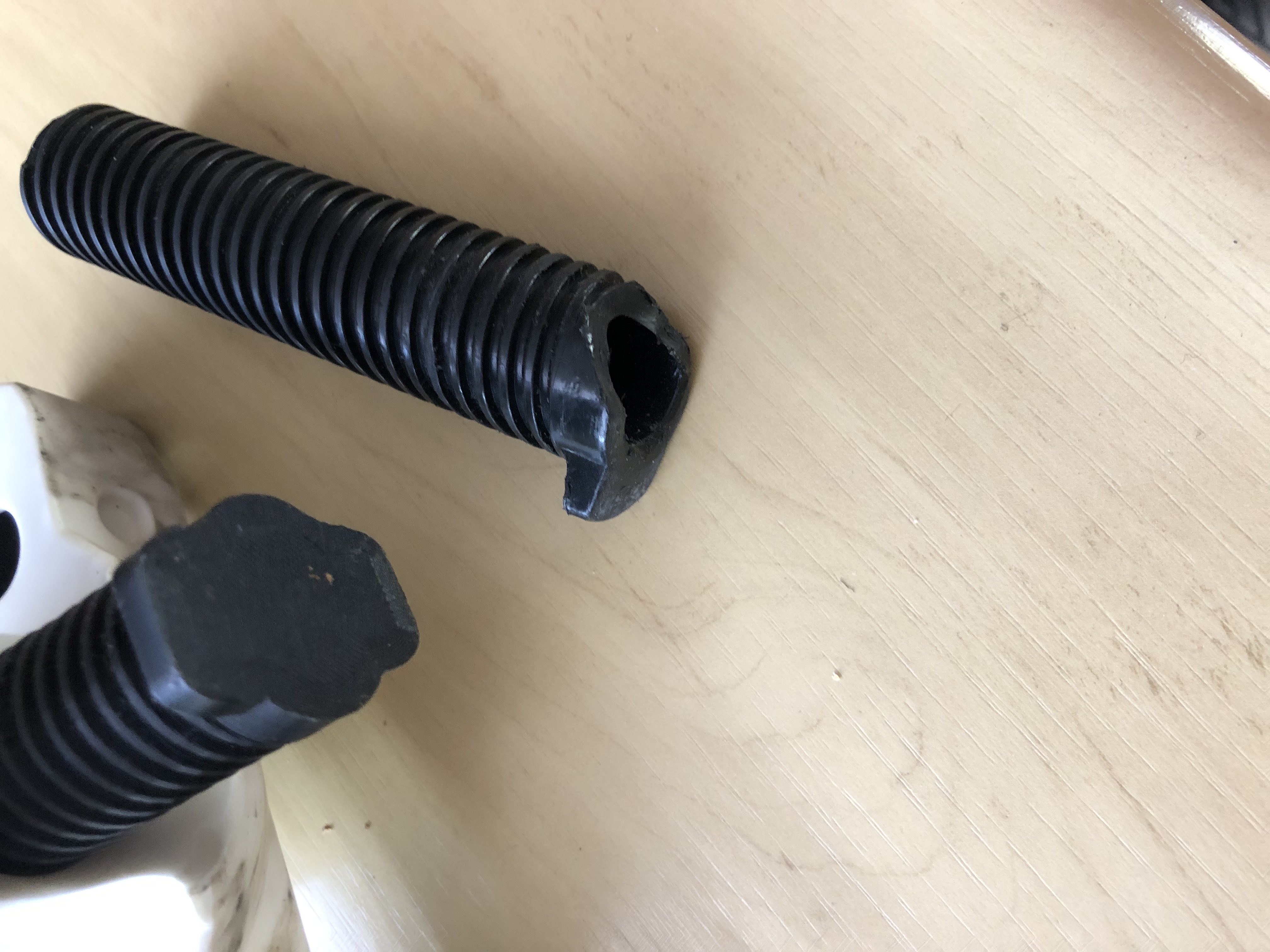 Volvo S60 _ S80 _ V70 spare wheel holder screw