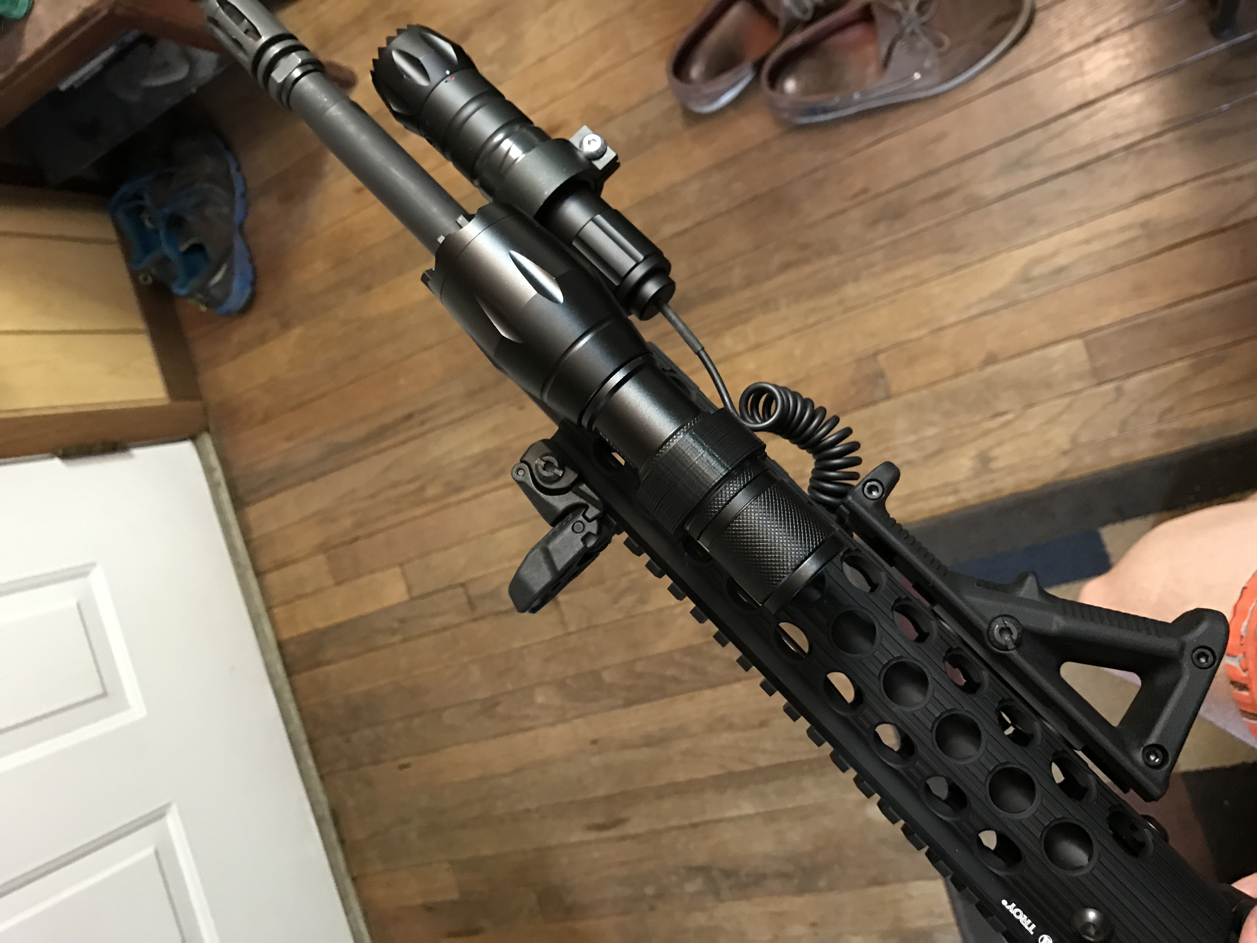 Compact flashlight mount picatinny rail