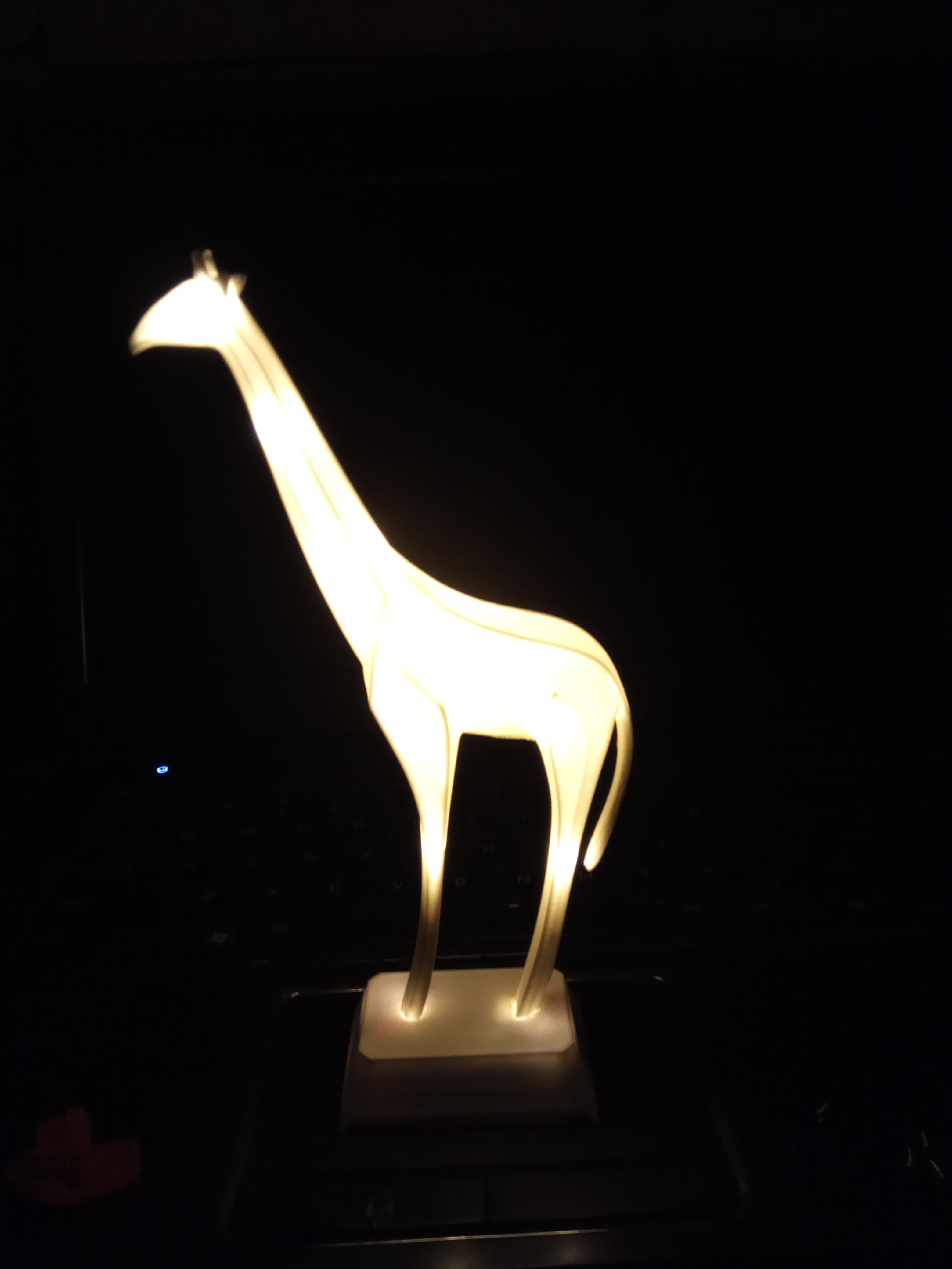 Giraffe statue lamp