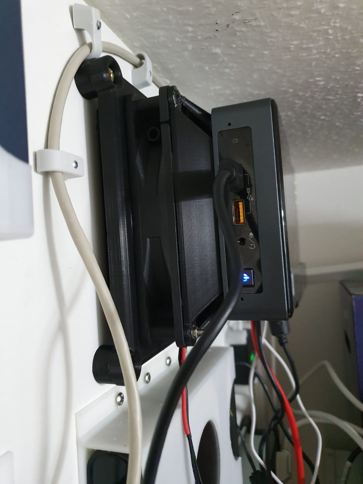 Wallmount for 140mm Fan for an Intel NUC (NUCi5BEK)