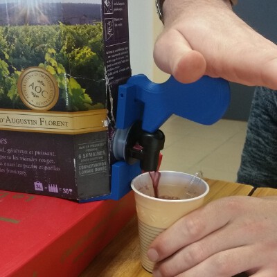 OT student project : gripper adapter for box wine faucet _ adaptateur de préhension pour robinet de cubi | 3d print model