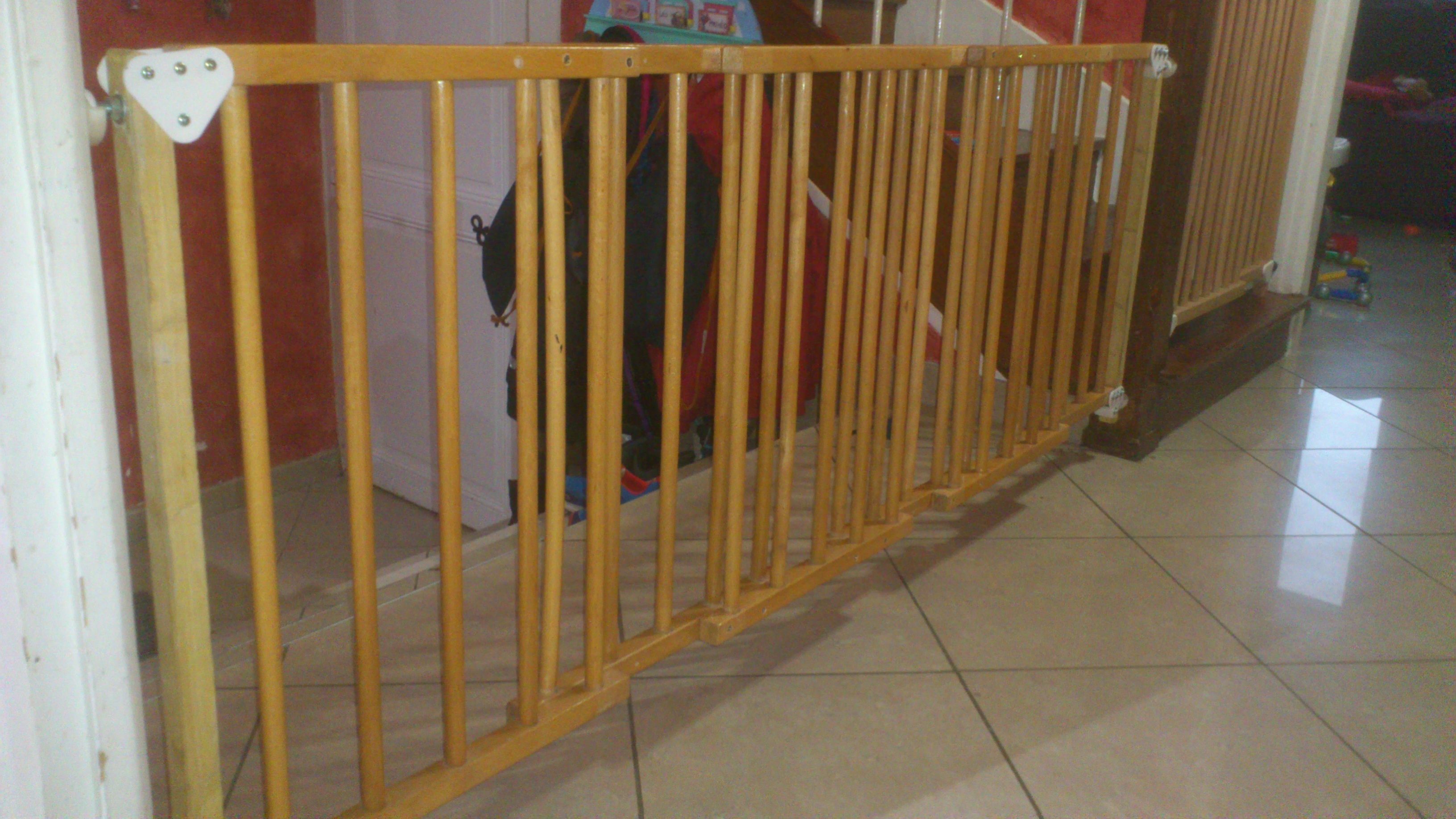 mécanisme barrière de sécurité escalier .stair safety gate mechanism