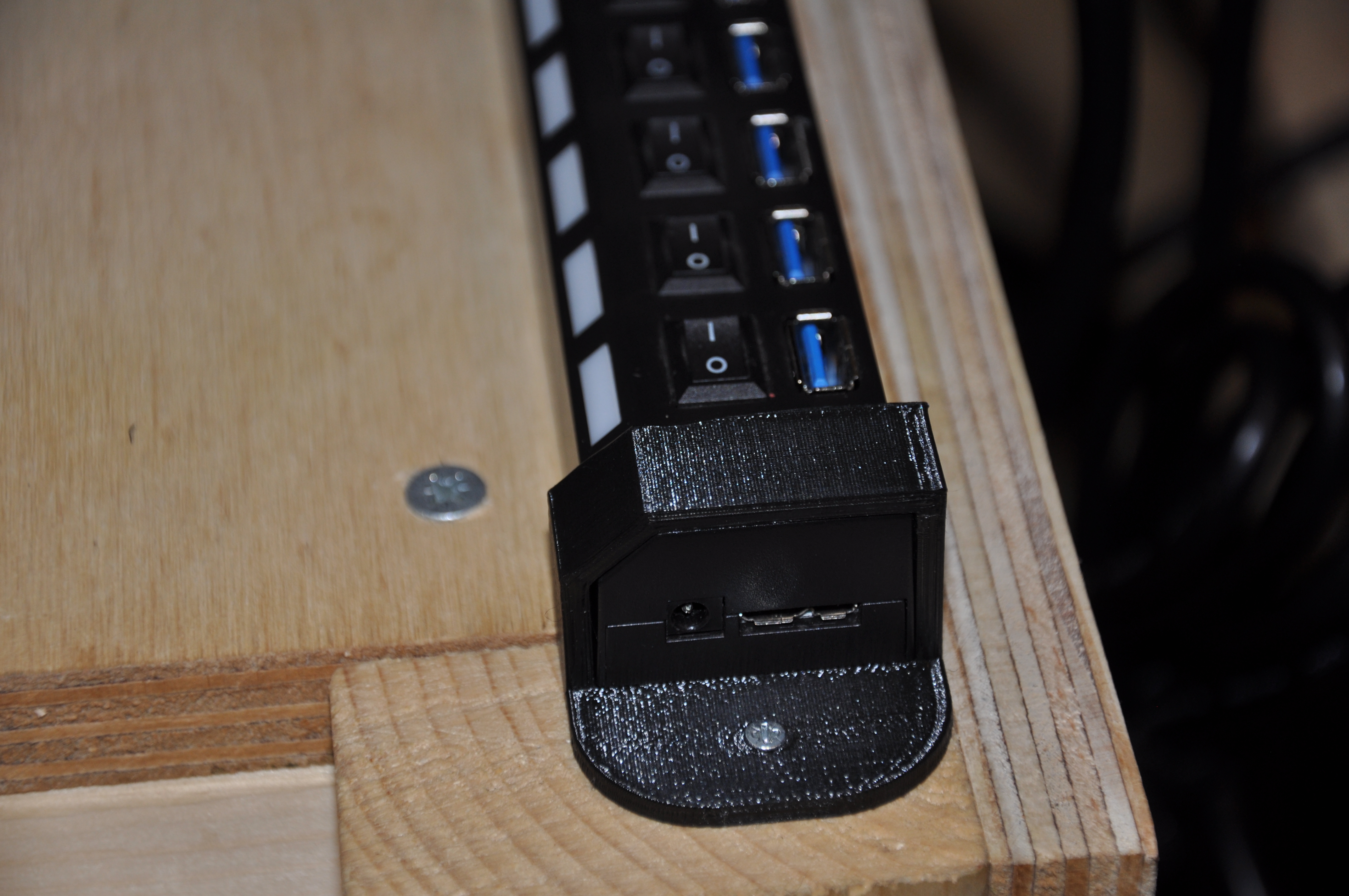 7 port USB hub with on_off switches mount