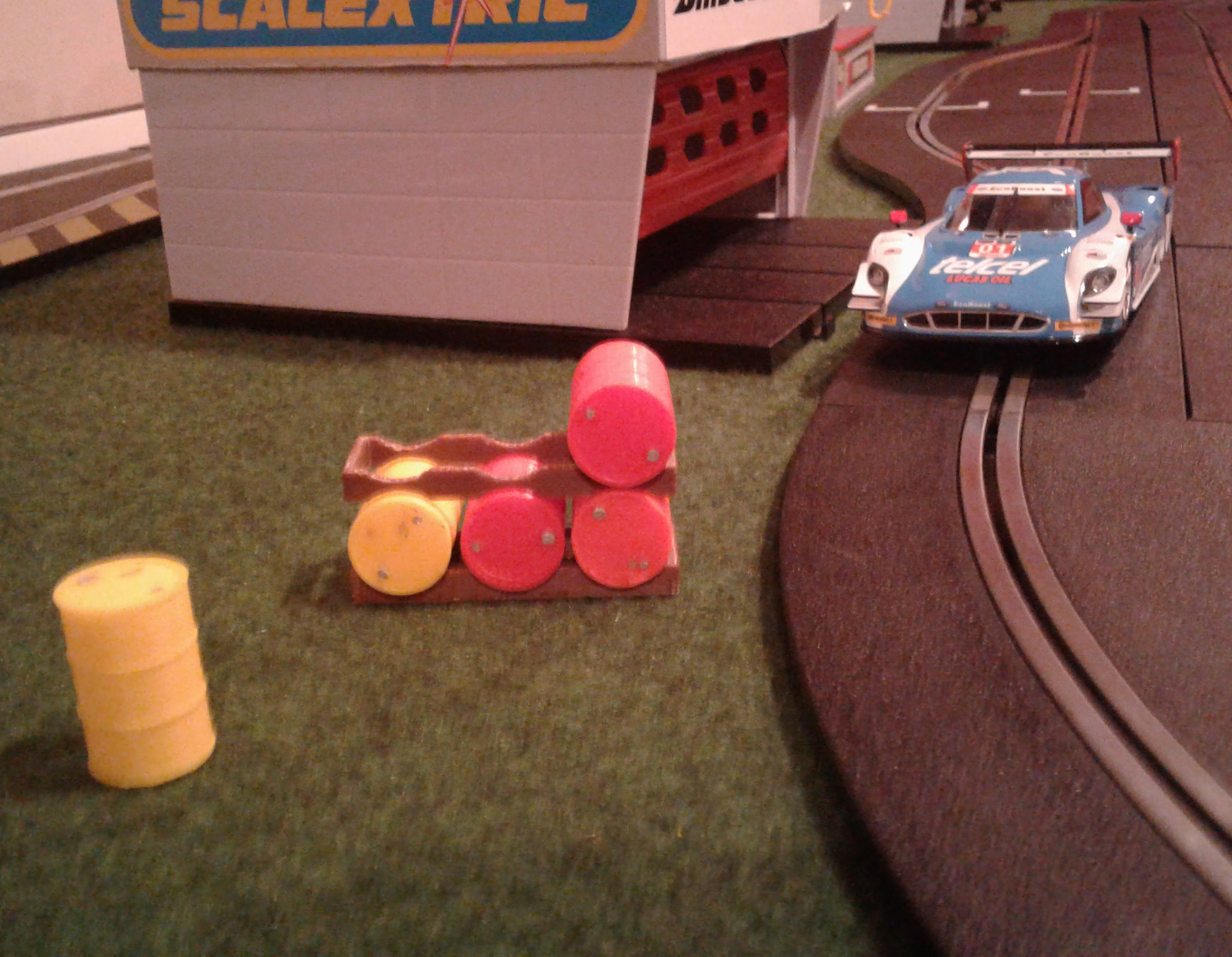 Oil barrels 1_32 for Scalextric