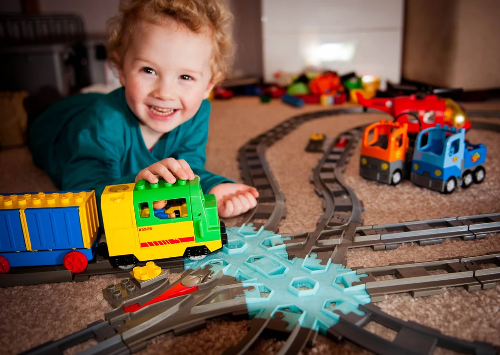 Lego - Duplo hexagon railroad crossing