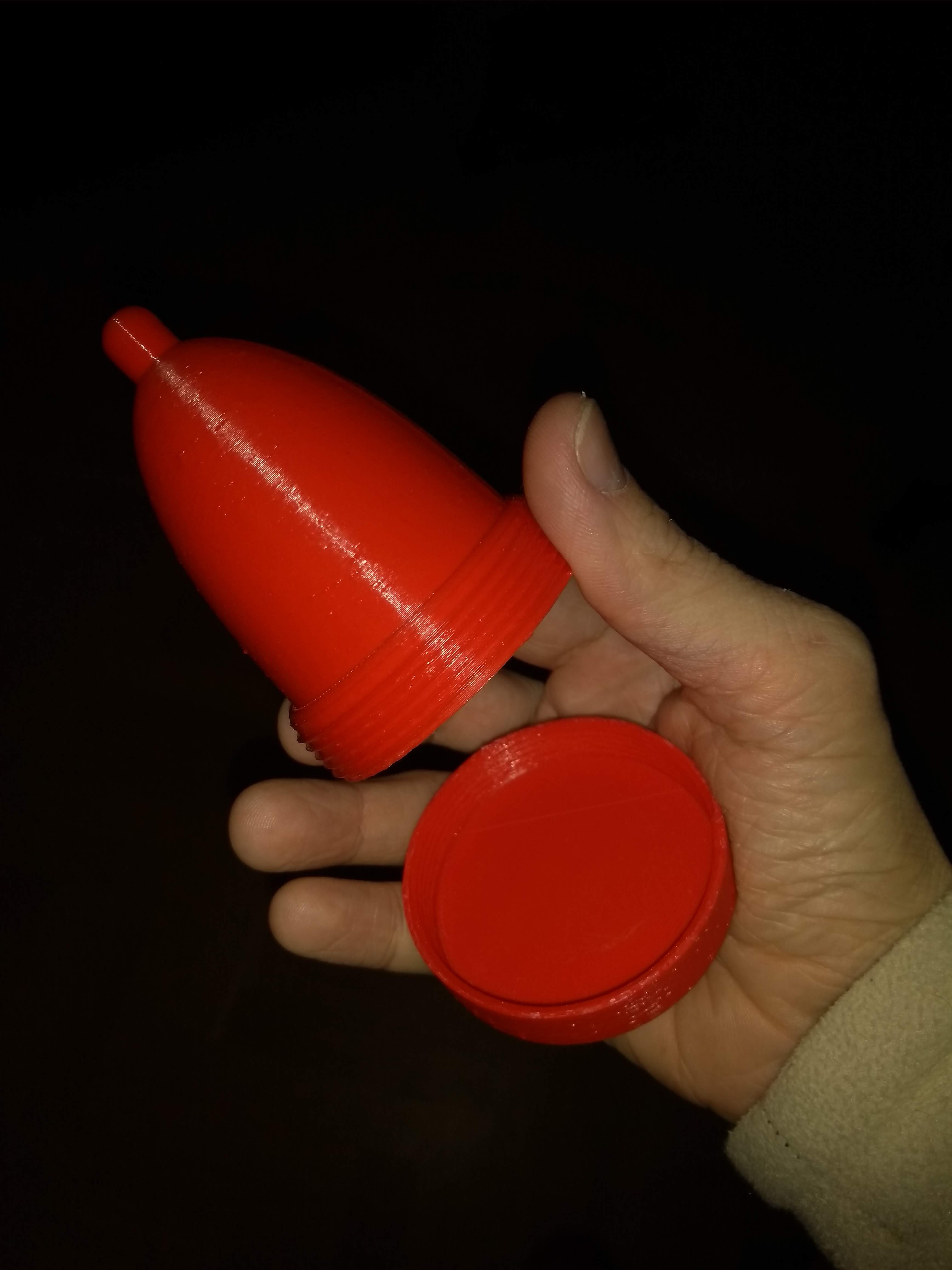 Menstrual cup - rigid and ajusted box !