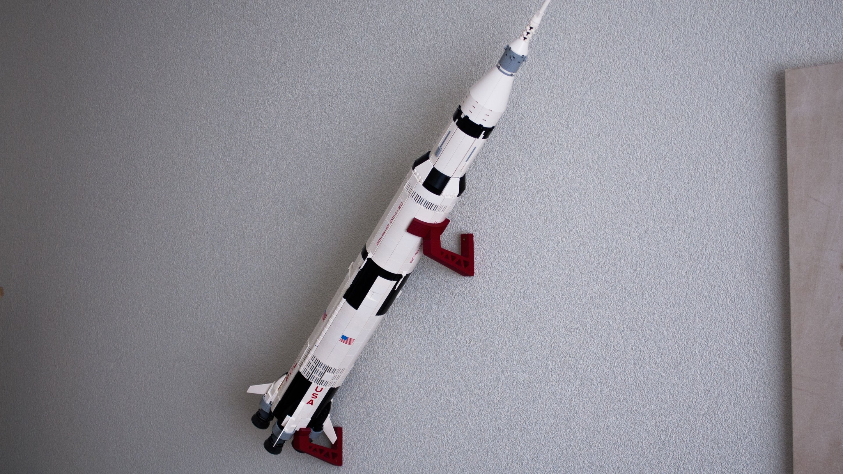 Wall mount for LEGO NASA Apollo Saturn