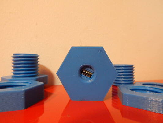 Schraube und Mutter als Micro USB Halter | 3d print model