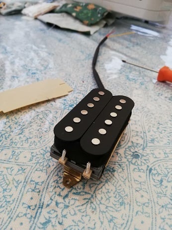 variable magnetic field humbucker