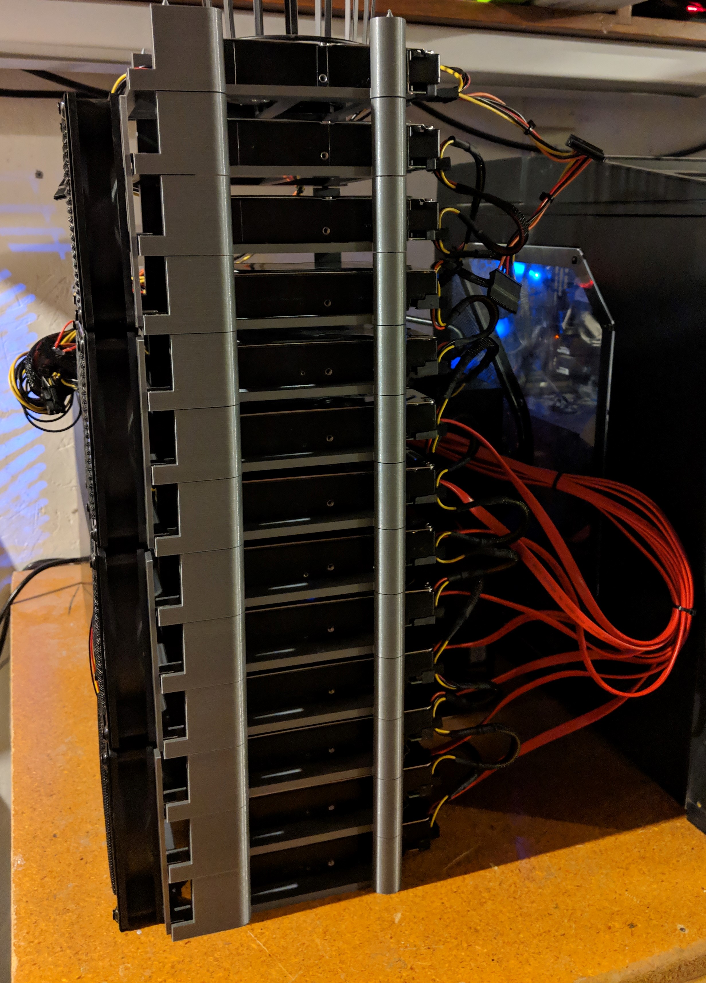 Stackable hard drive tray with fan clips