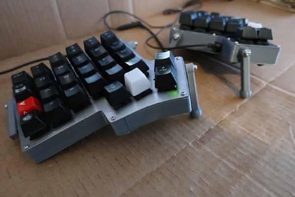 Keebio Iris v2.5+ middle layer with 3D-printed tenting legs | 3d print model