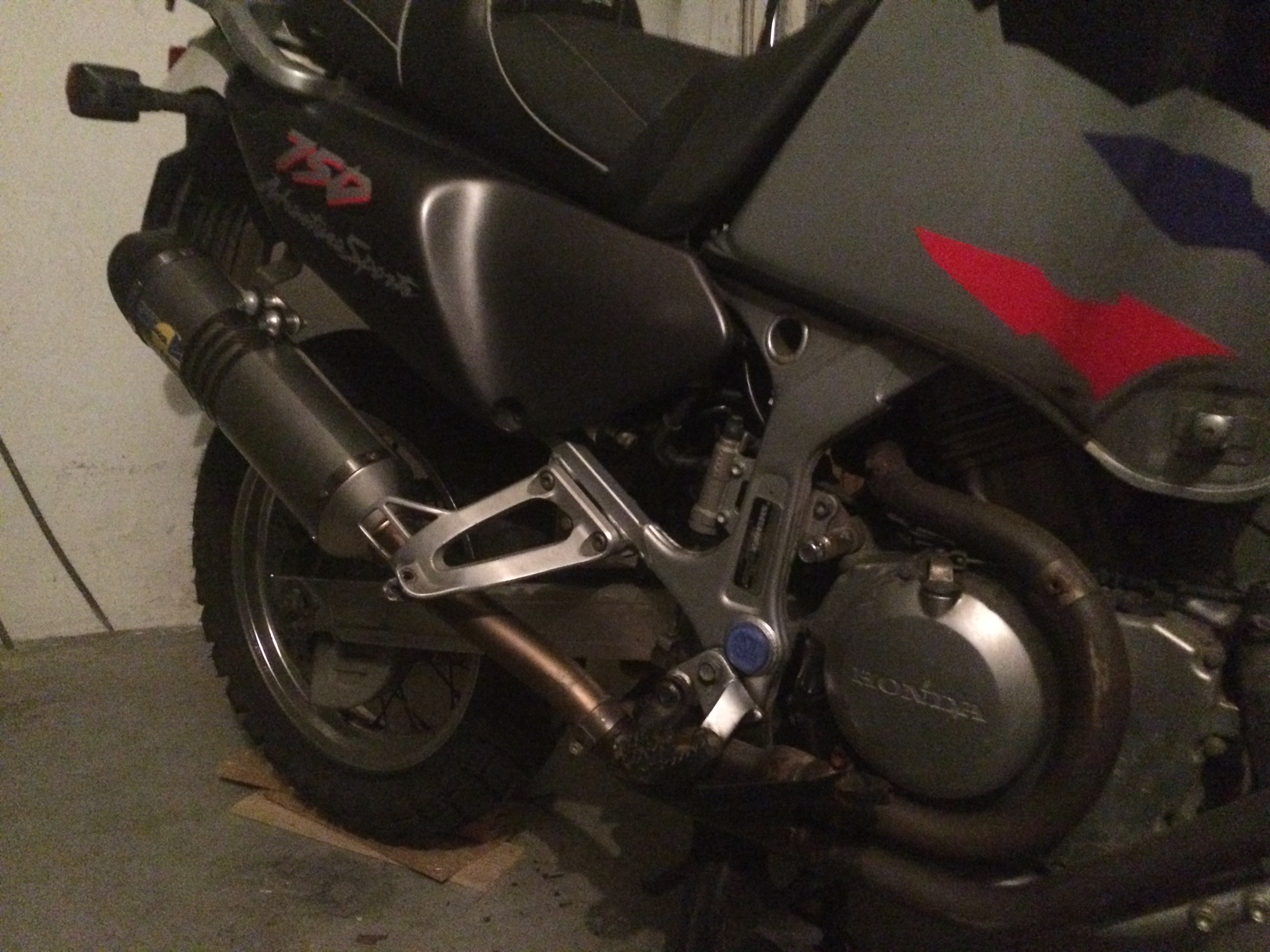 Tapón eje del basculante Africa Twin RD07 _ XRV 750