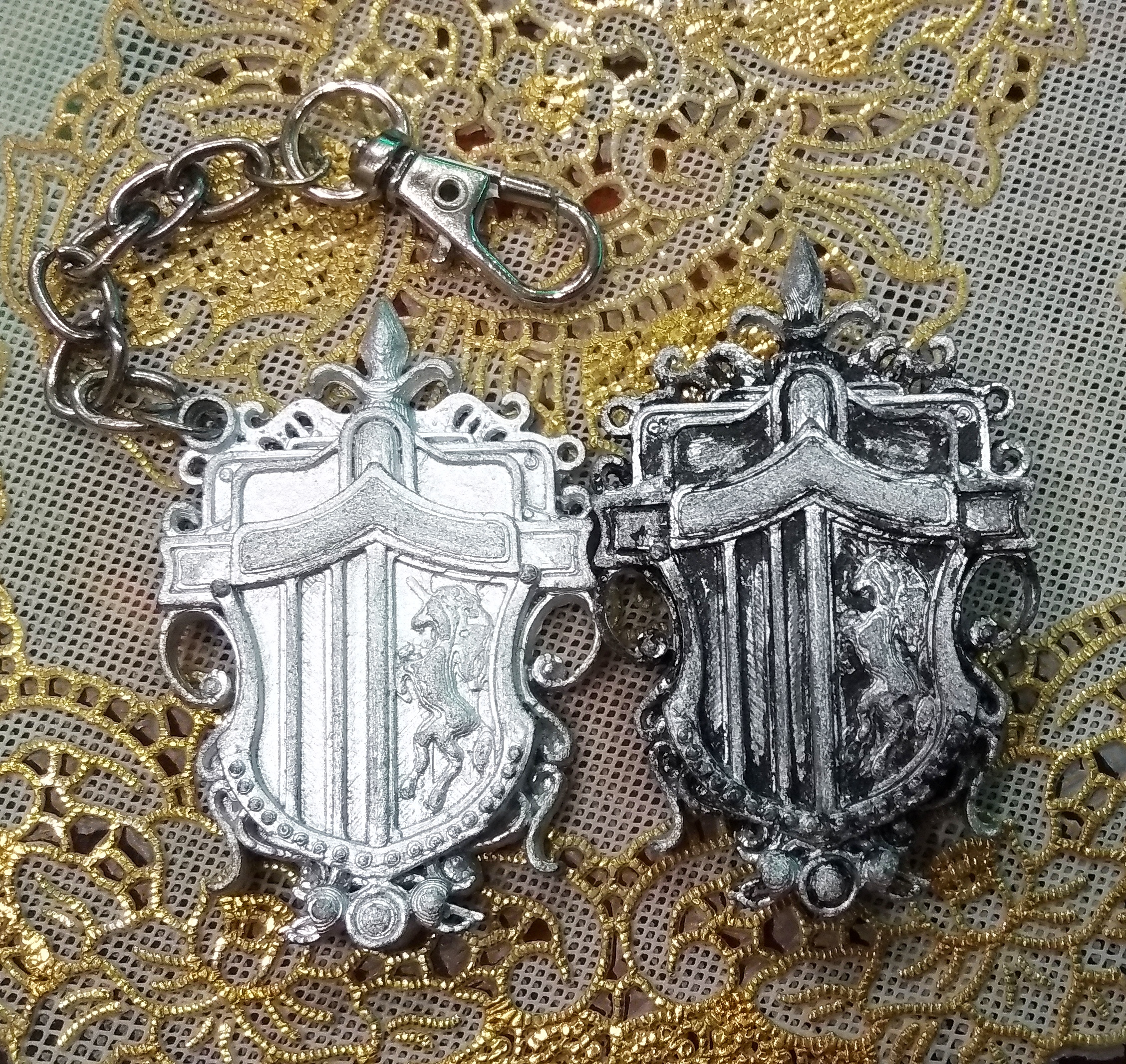Lunafreya's family crest brooch and keychain