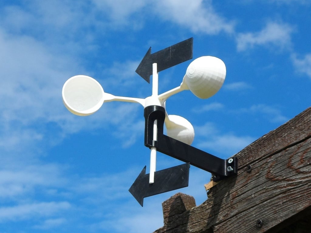Wind turbine with weather vane