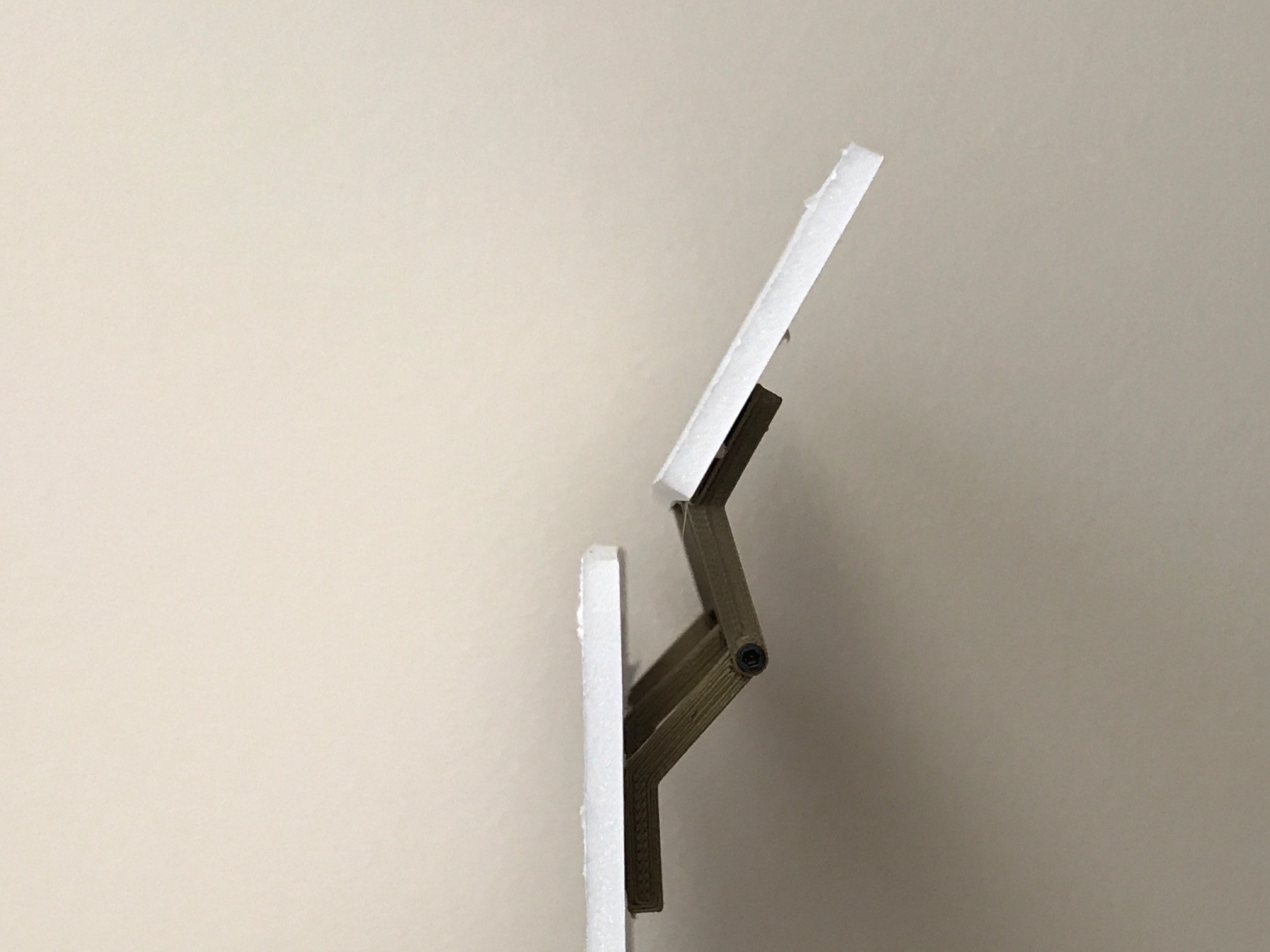 Slotted flap hinge