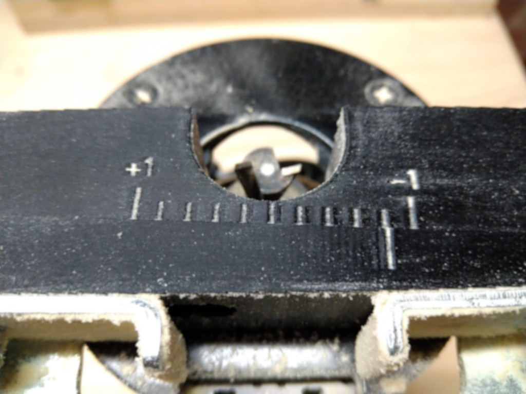 Makita RT0700 straight guide precision adjustment