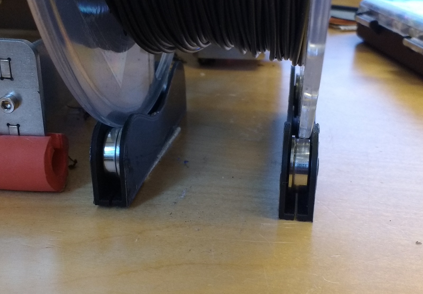 Simple universal filament holder