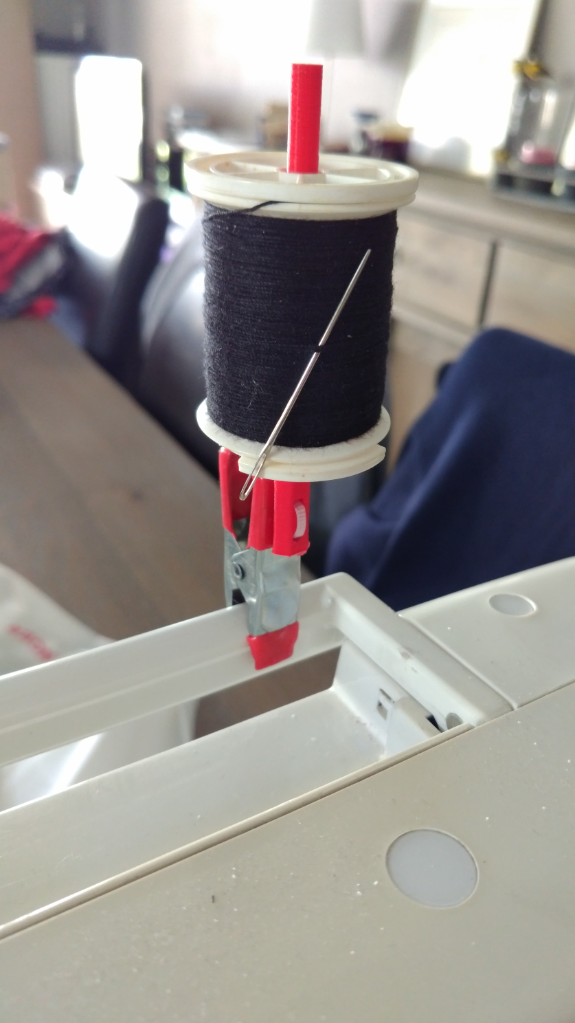 Sewing machine spool holder