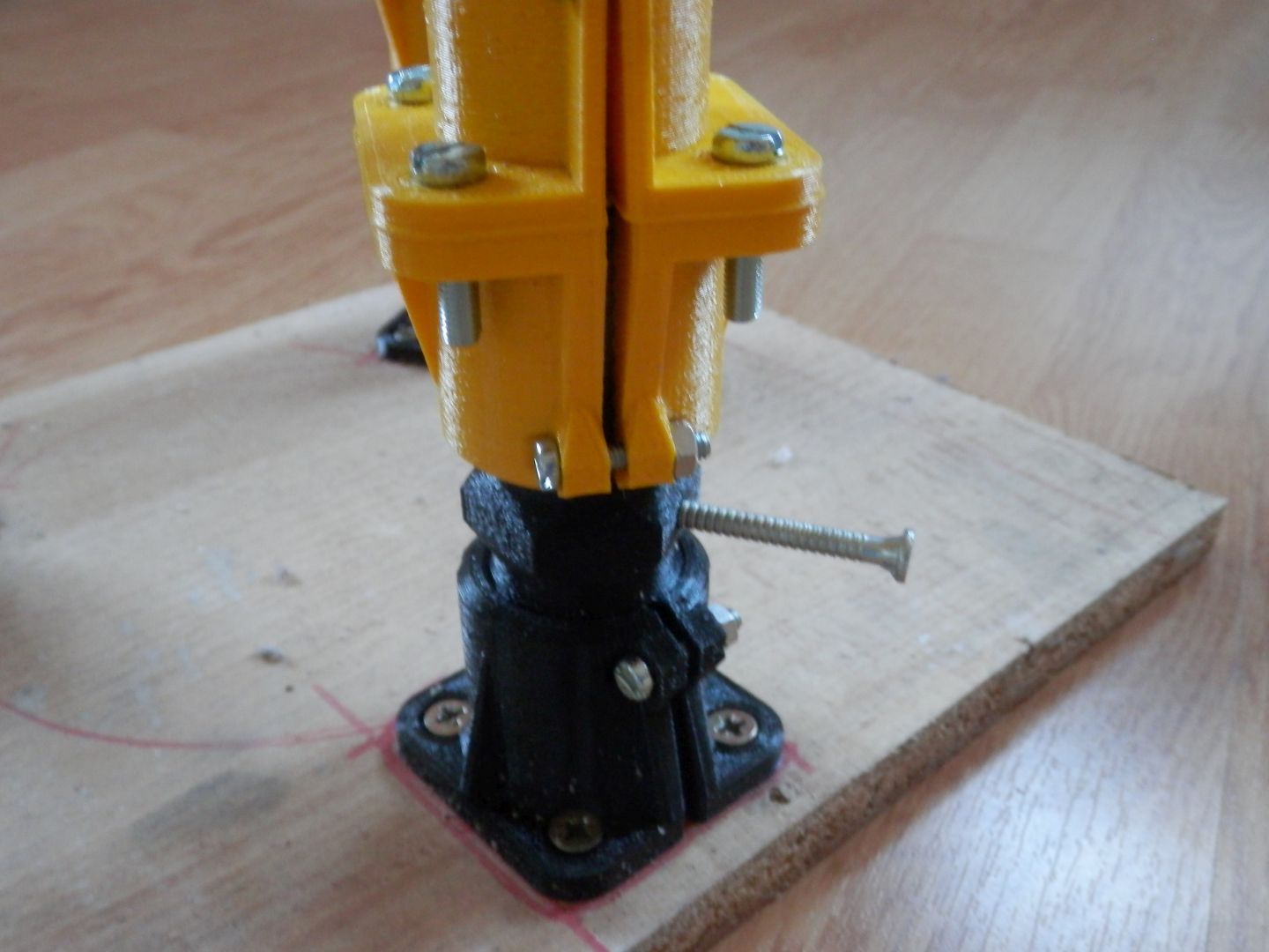 Adjustable alembic still stand for steam distillation