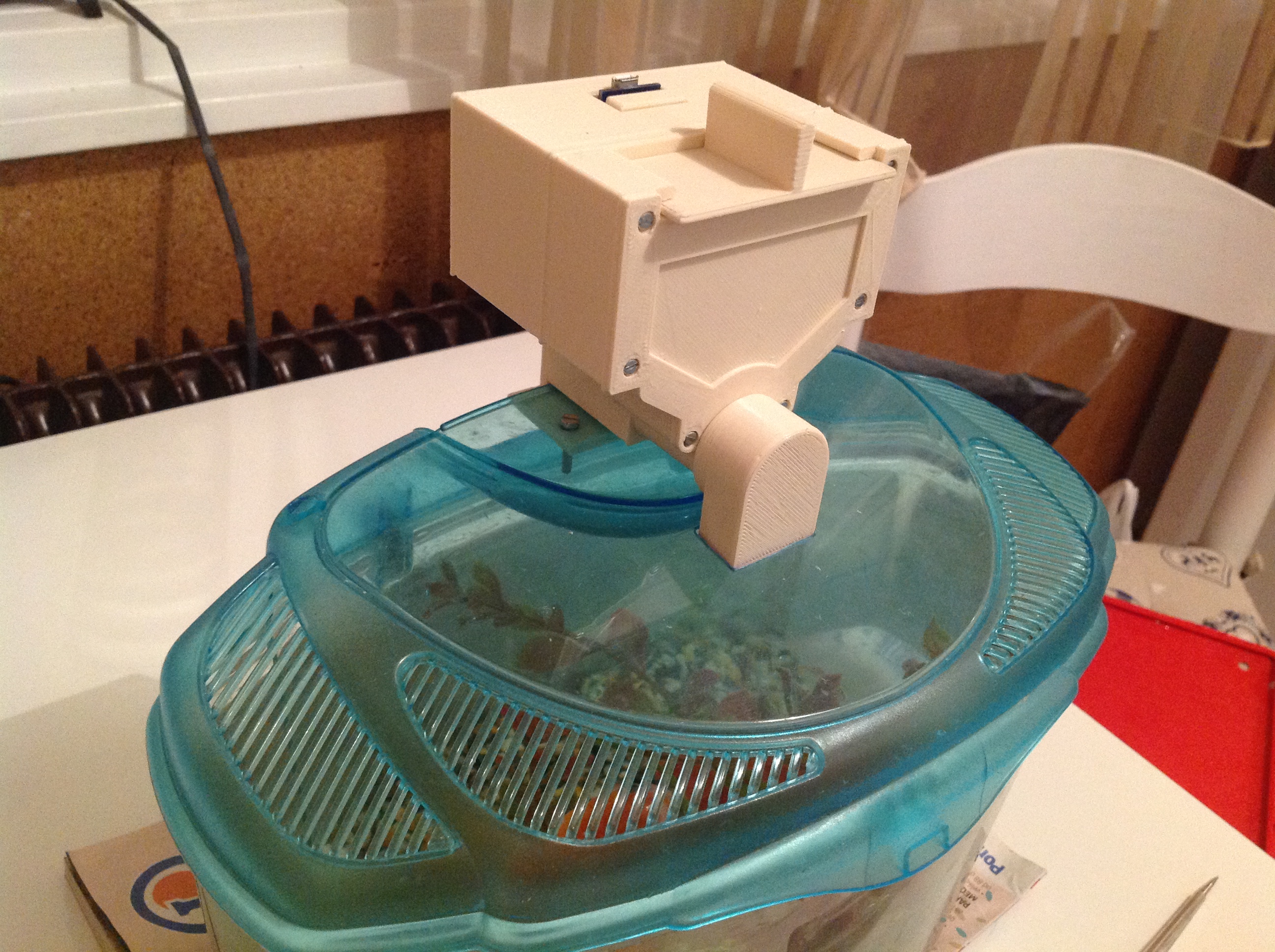 Fish feeder