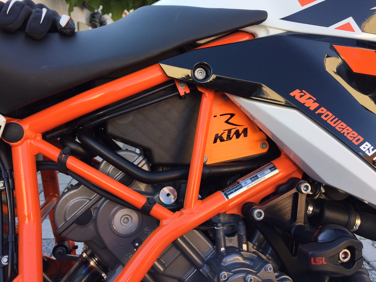 KTM 990 Summerdoors _ offene Wartungsdeckel für Airbox