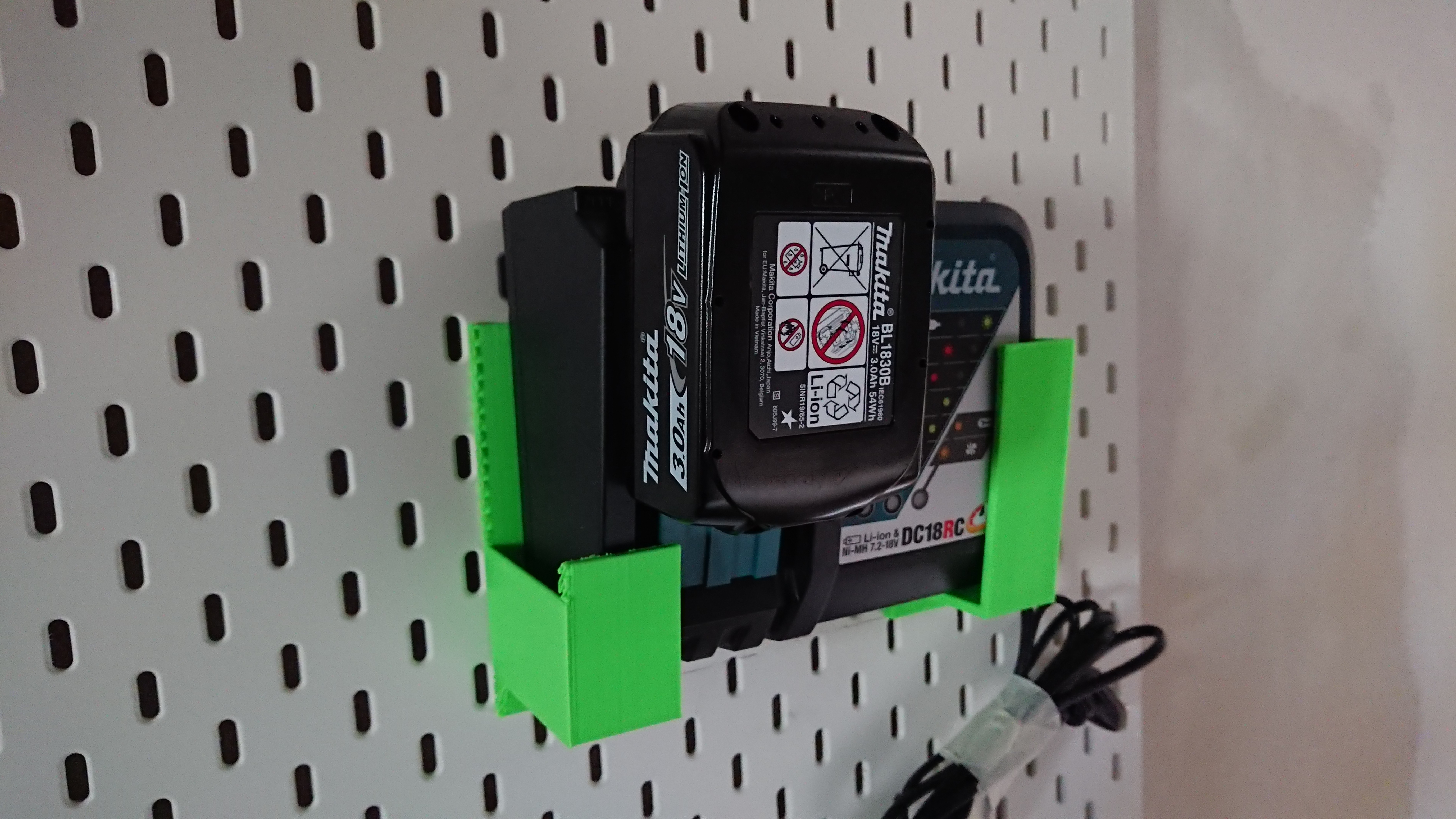 Makita DC18RC - Ikea Skadis Holder