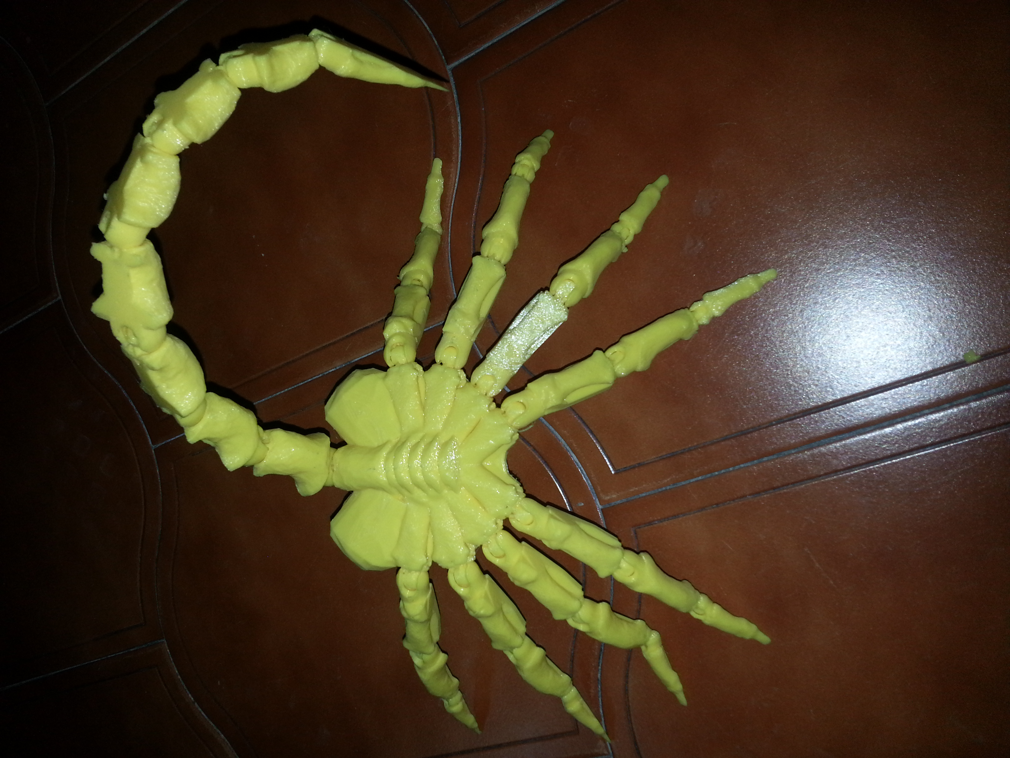 Articulated face hugger
