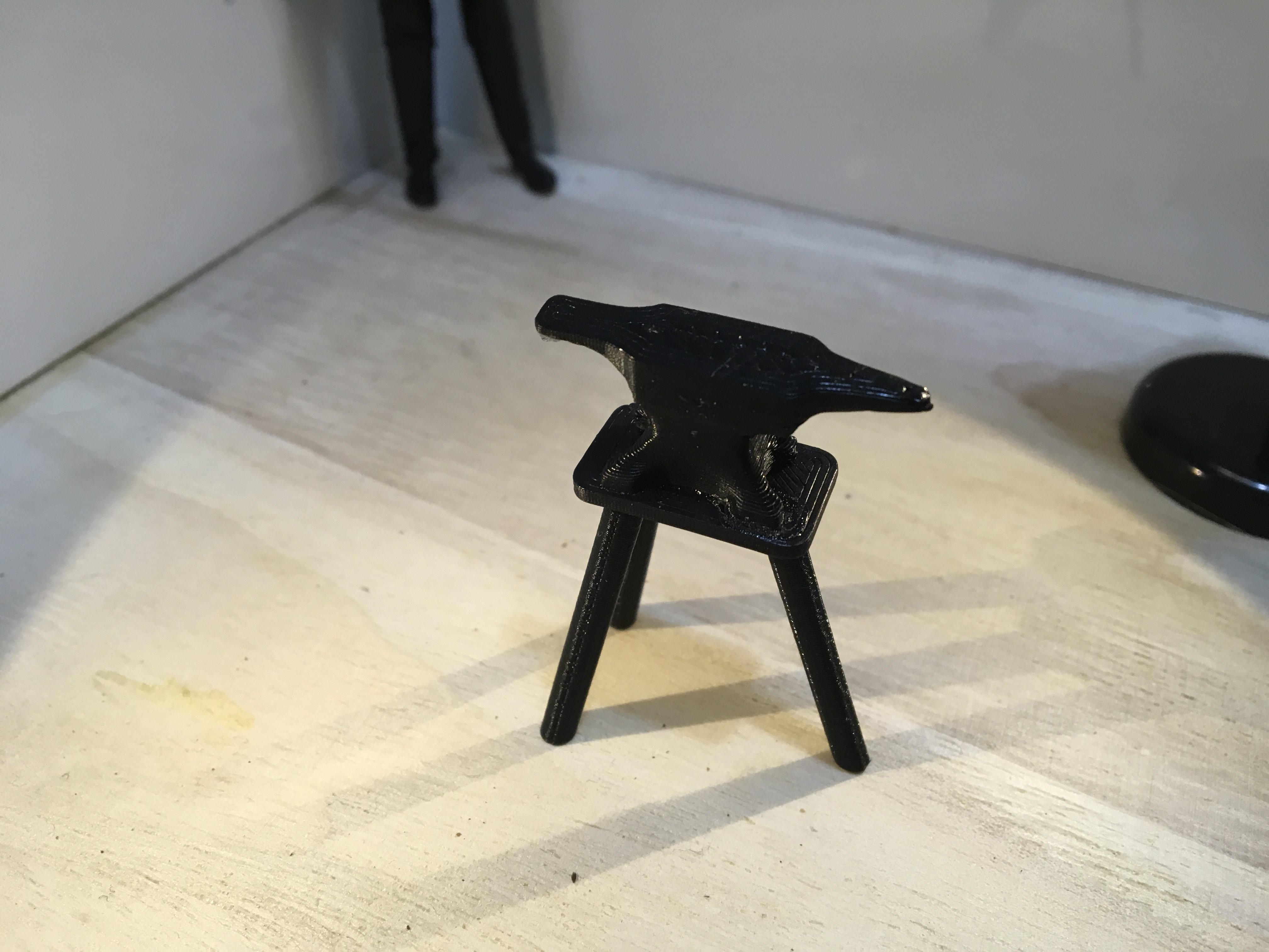 Anvil and stand (1:18 scale)