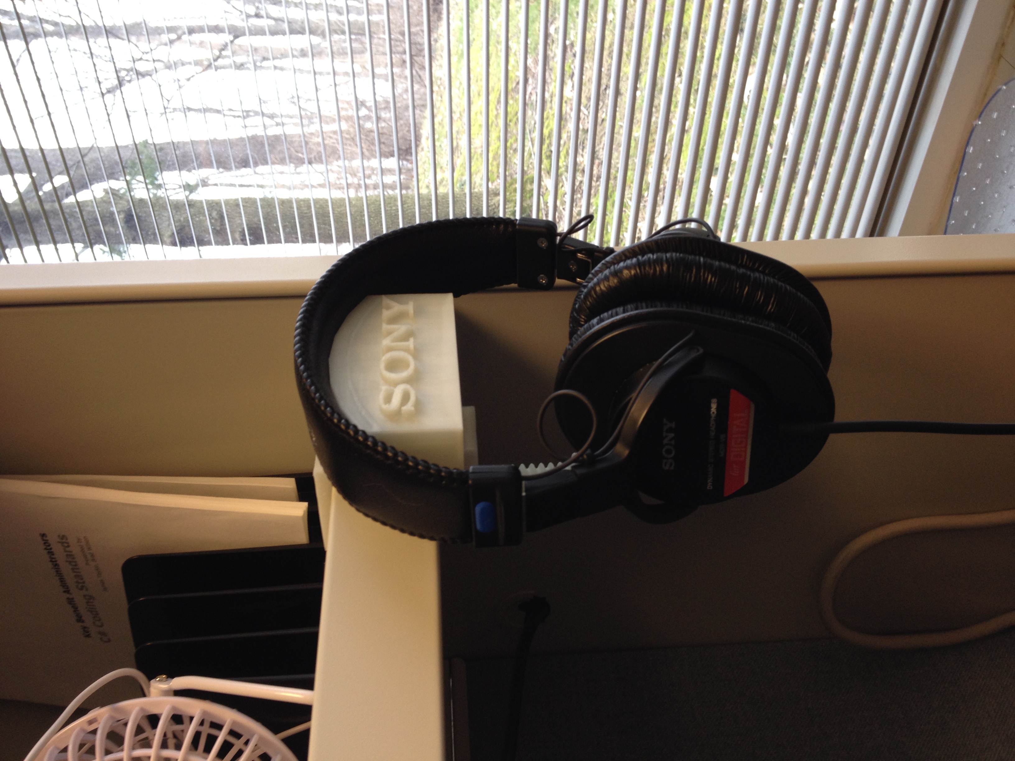 Headphone Hanger - Universal - Fits Any Desk_Table_Shelf