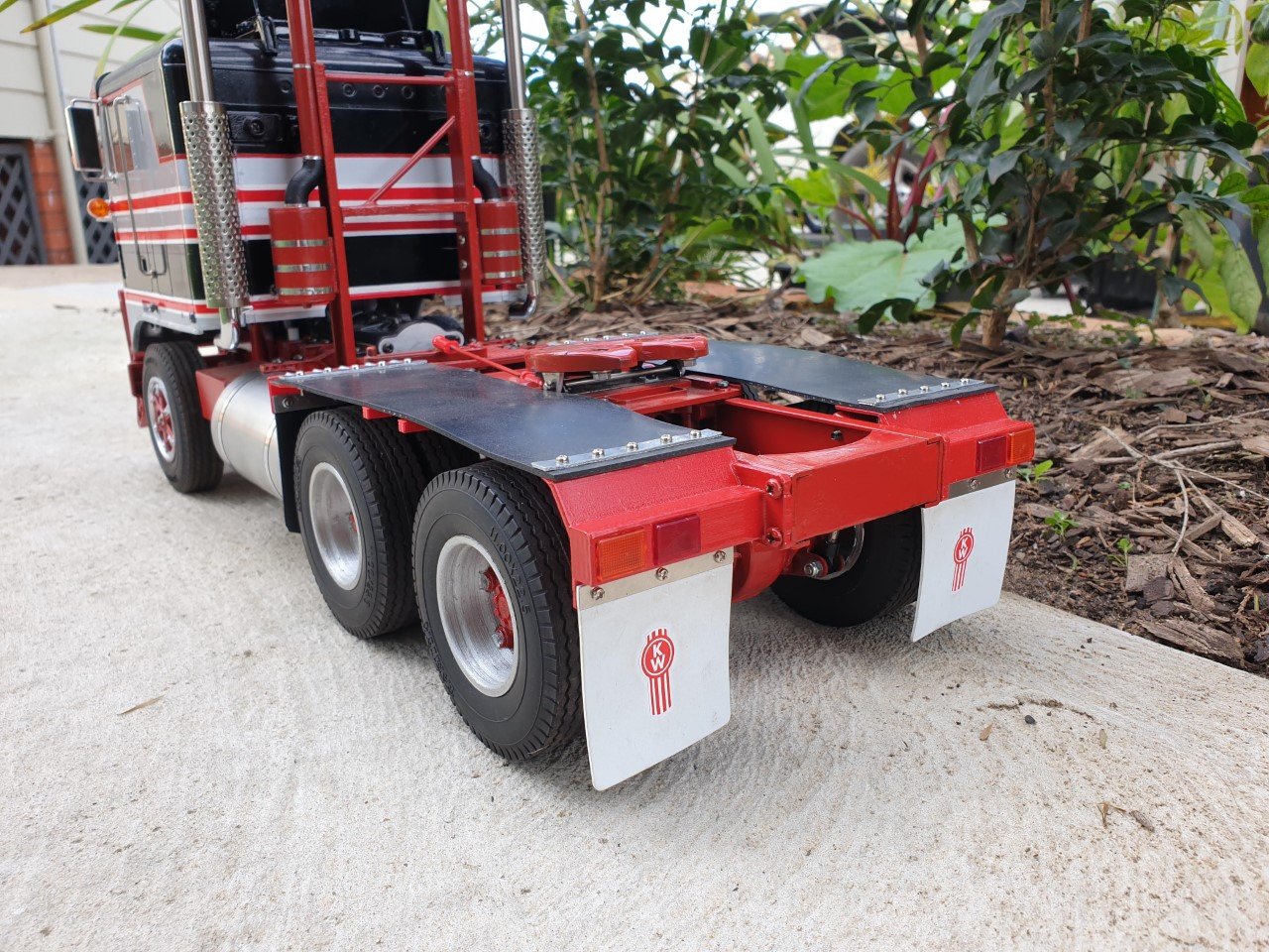 Conveyor belt mudgaurd