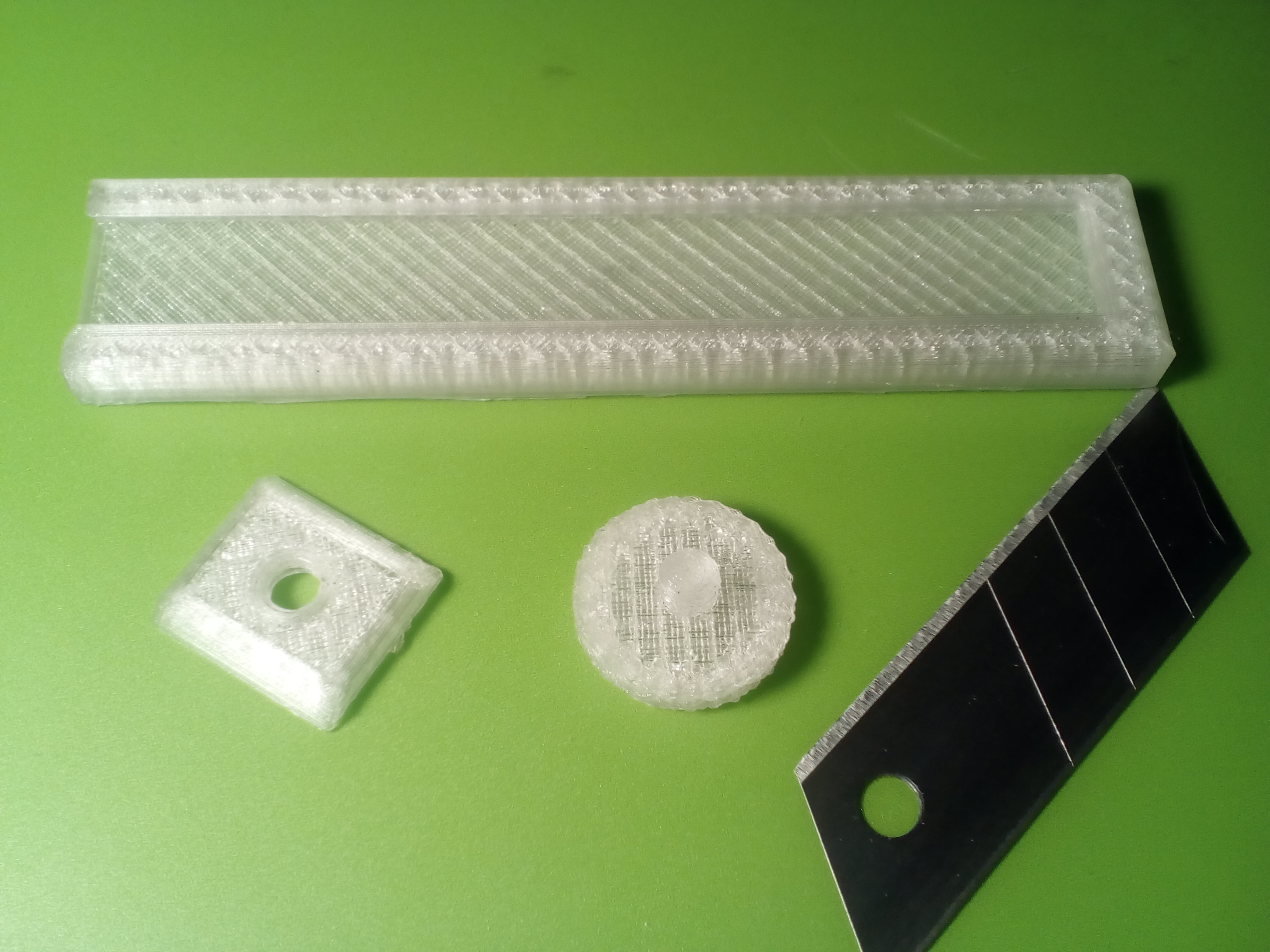 Box cutter blade holder (Fully printable)