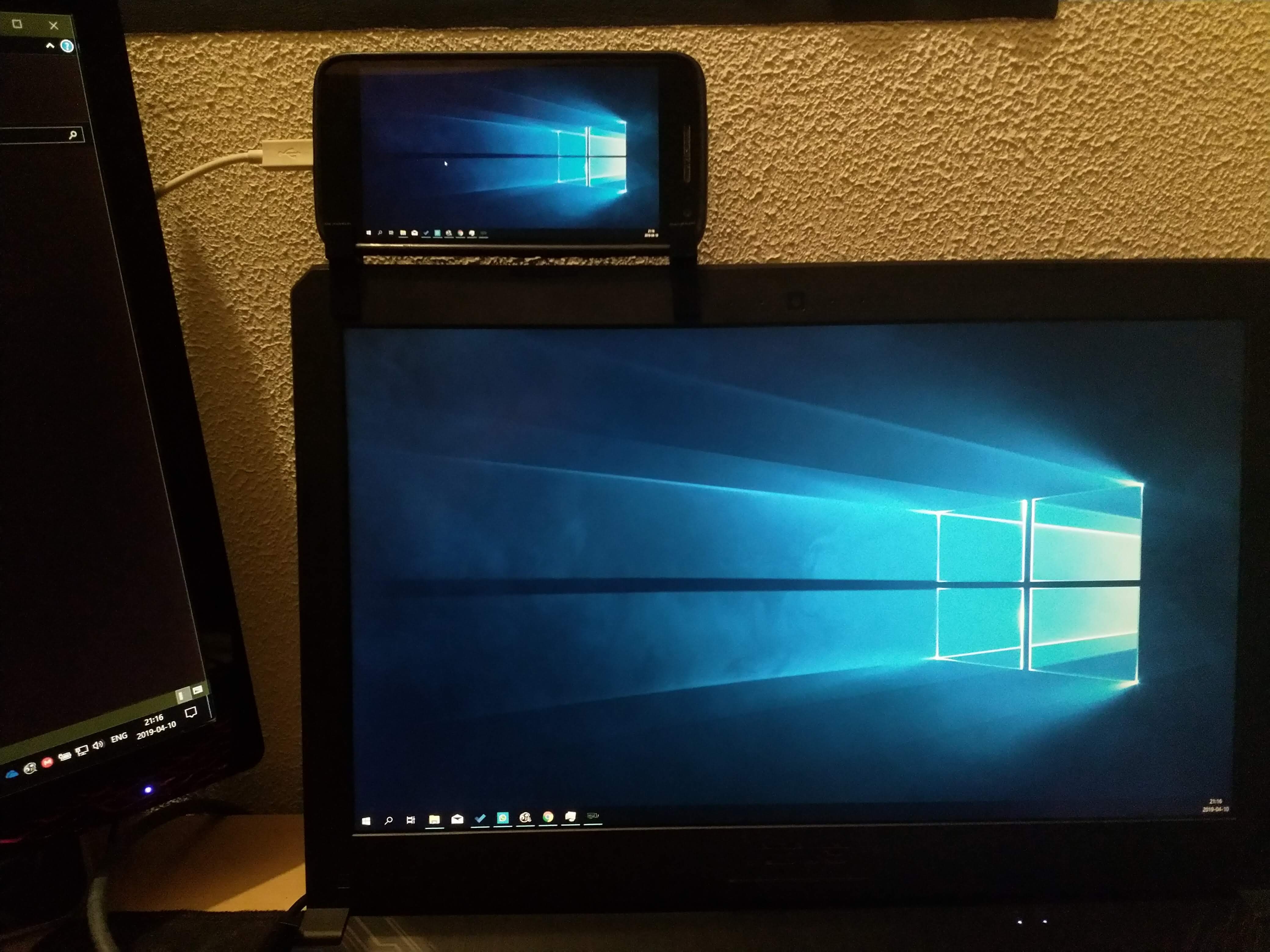 Simple smartphone mound on laptop
