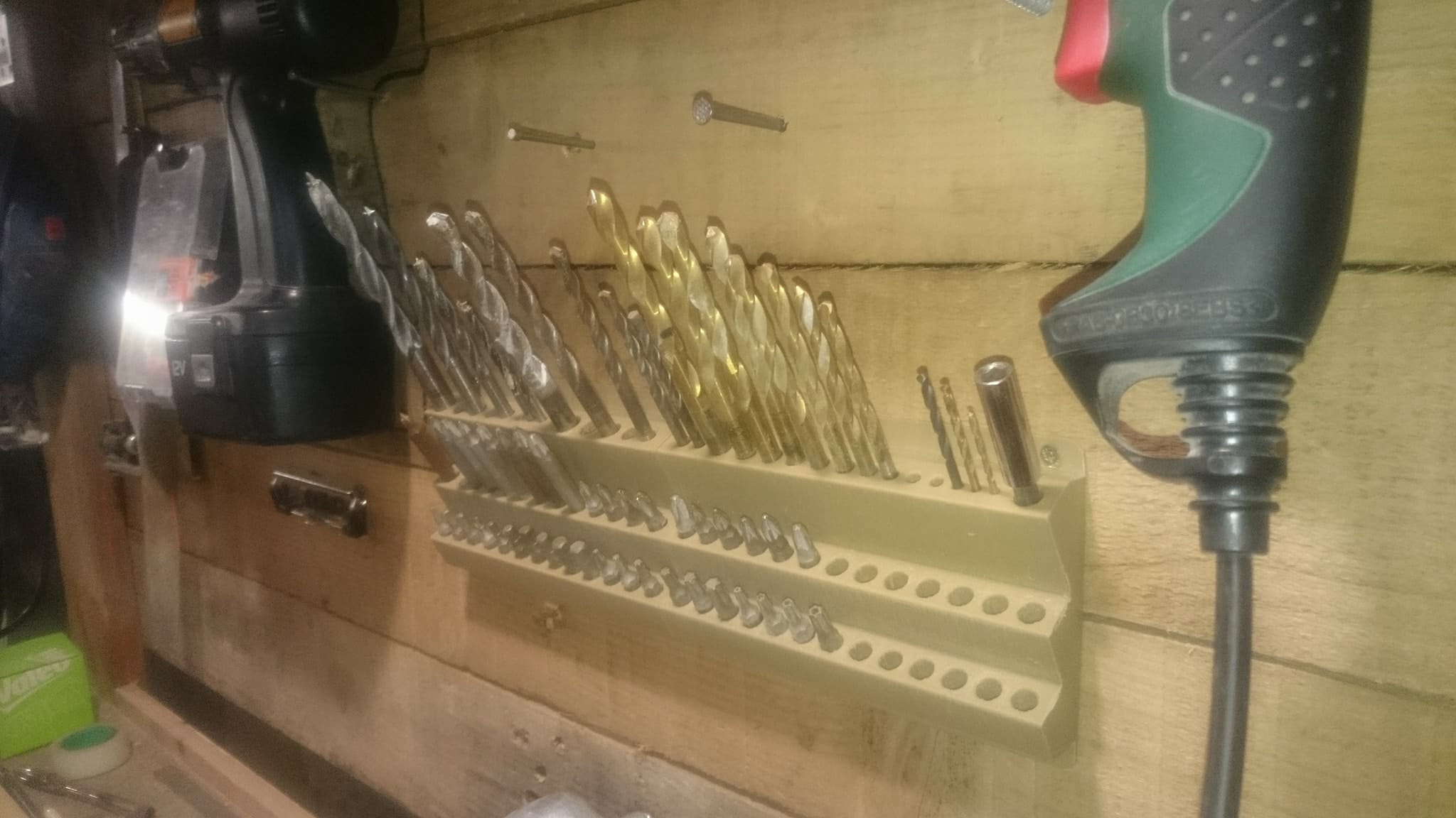SUPPORT MURAL POUR FORETS ET EMBOUTS DE TOURNEVIS _ WALL BRACKET FOR DRILL BITS AND SCREWDRIVERS