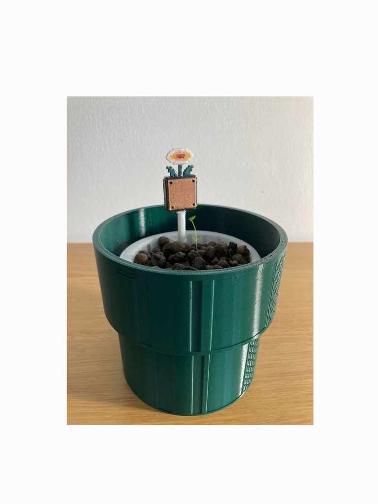 Super Mario themed self-watering pot with float for the water level _ vaso autoirrigante super mario con galleggiante.
