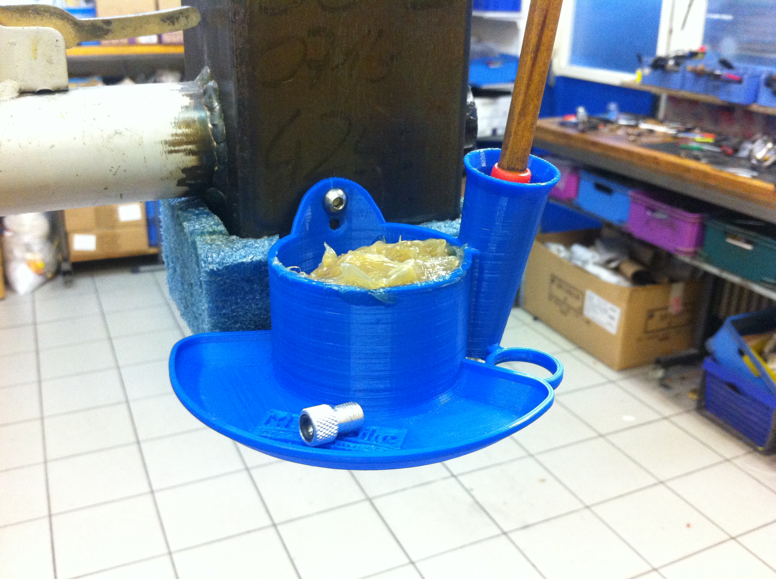 Fettbehaelter mit Pinselhalter V1 u. V2 _  Grease Pod With Brush Holder