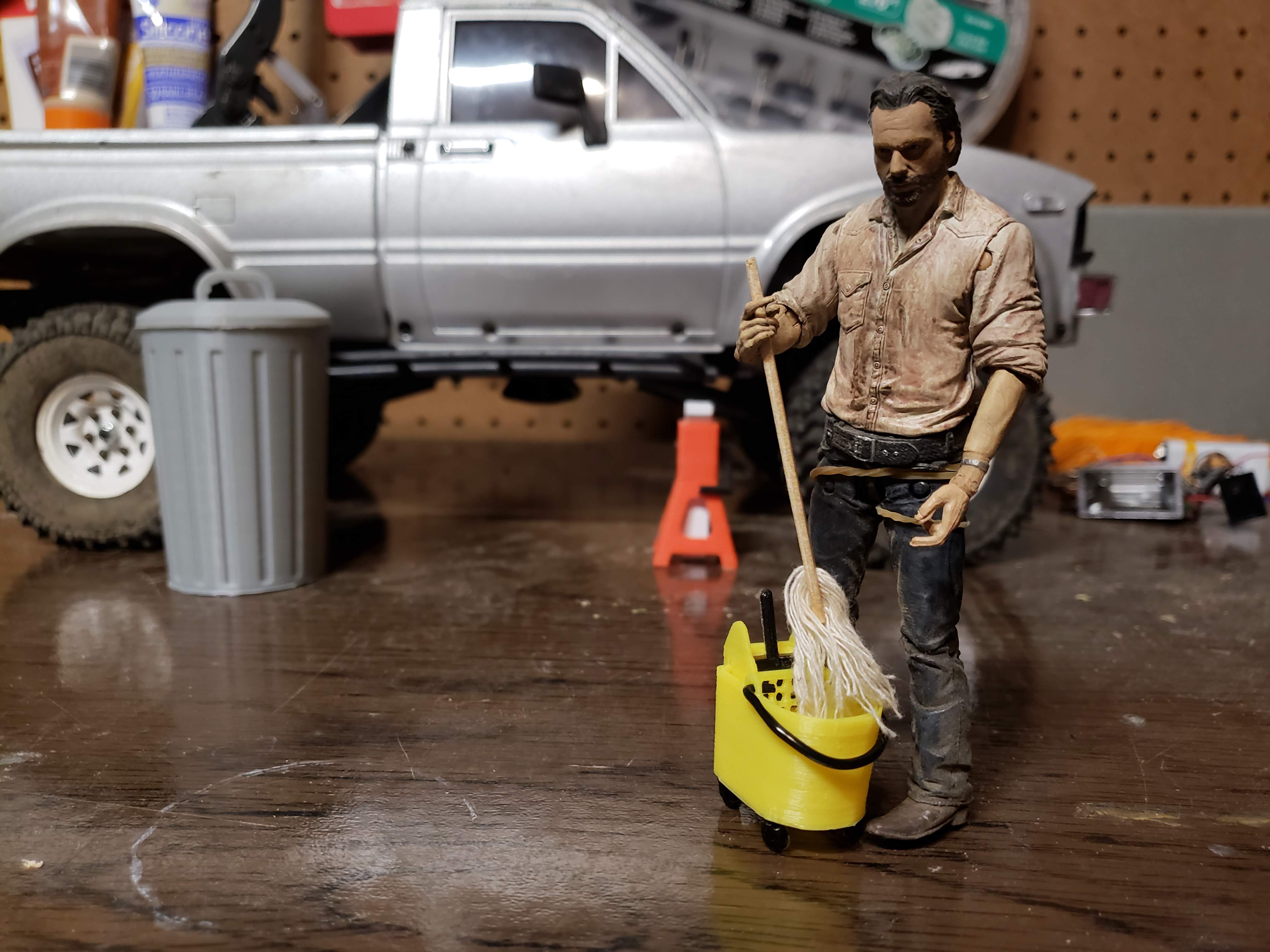 1_10 Scale Garage Mop Bucket