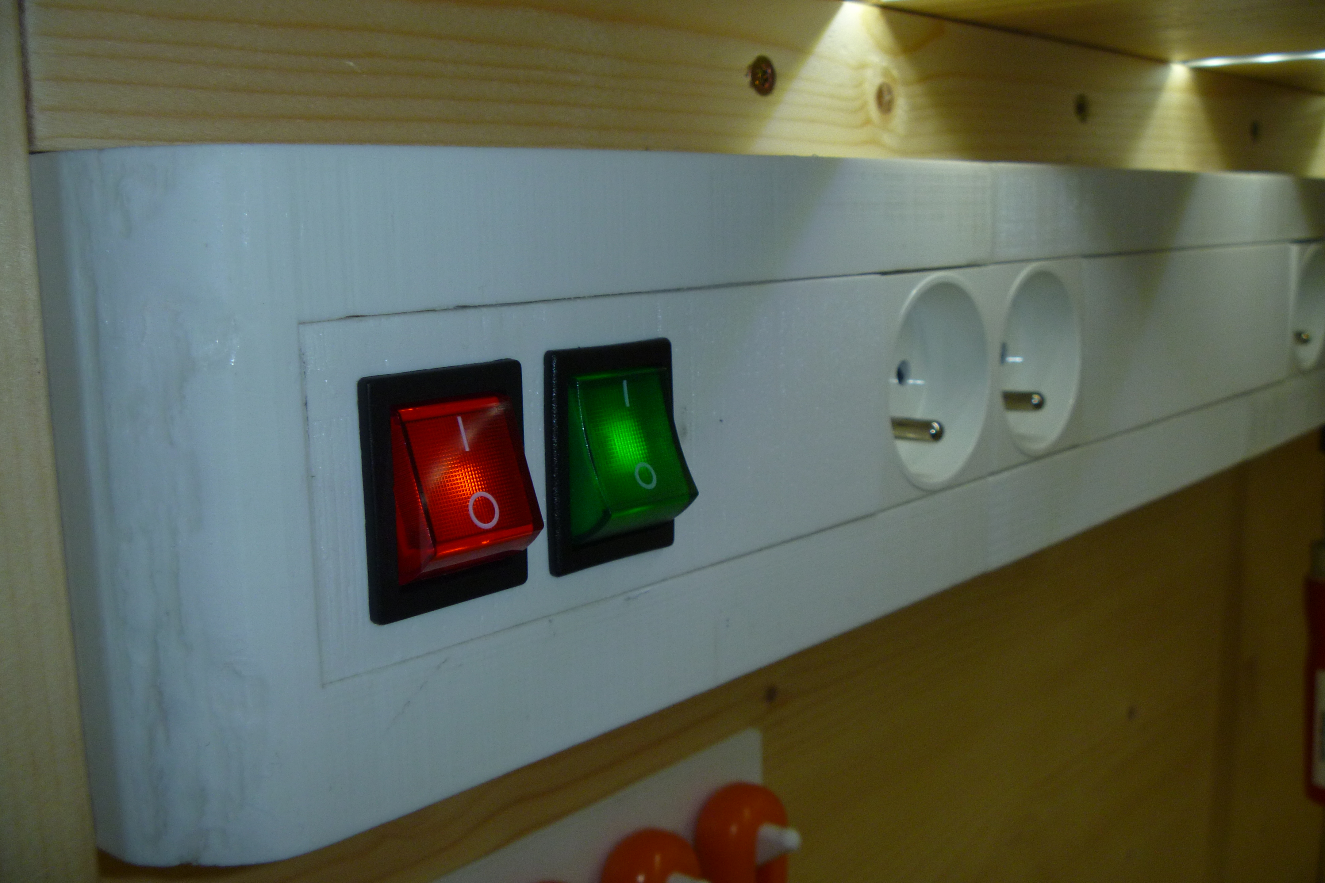 Electrical distribution raceway