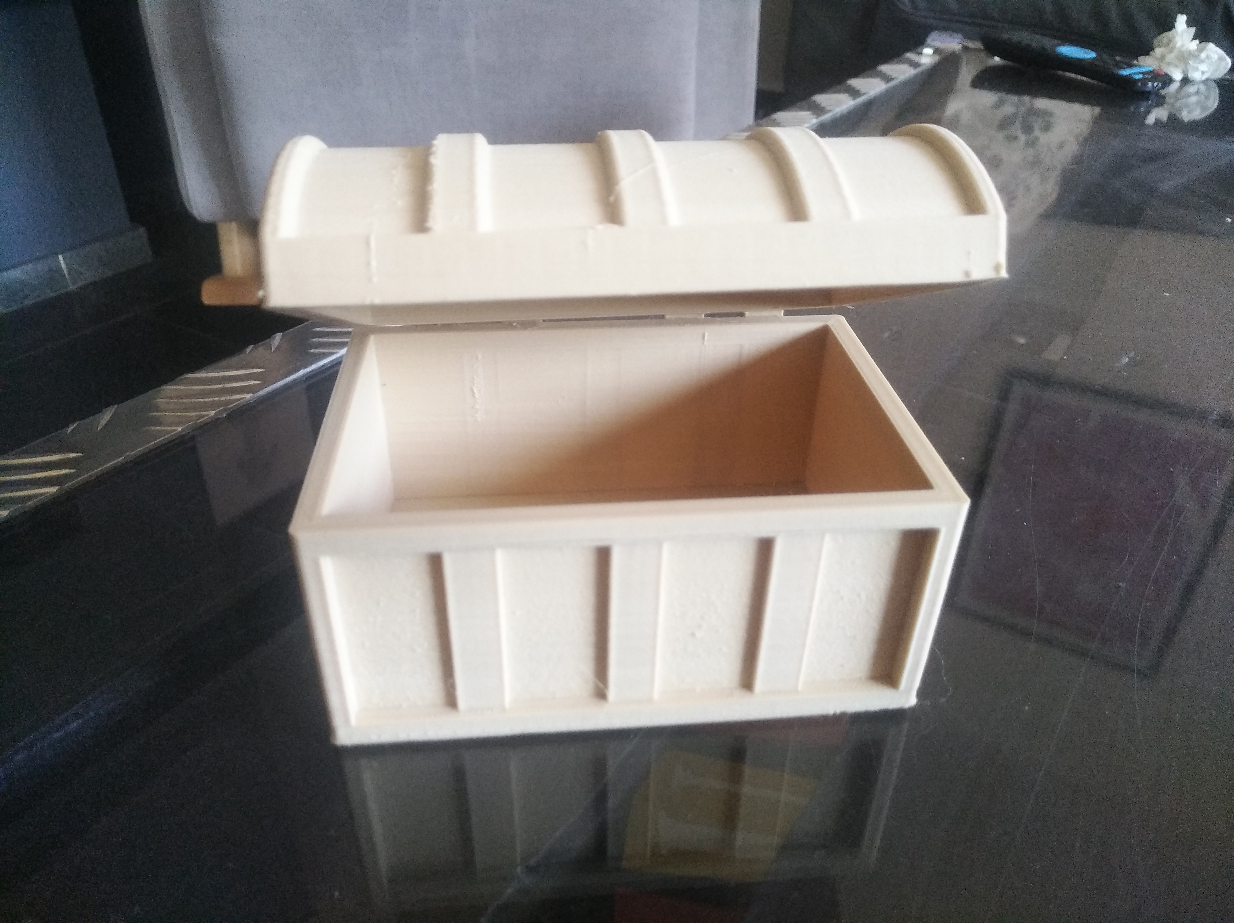 Simple chest for table game or classy tool box ! Files to download