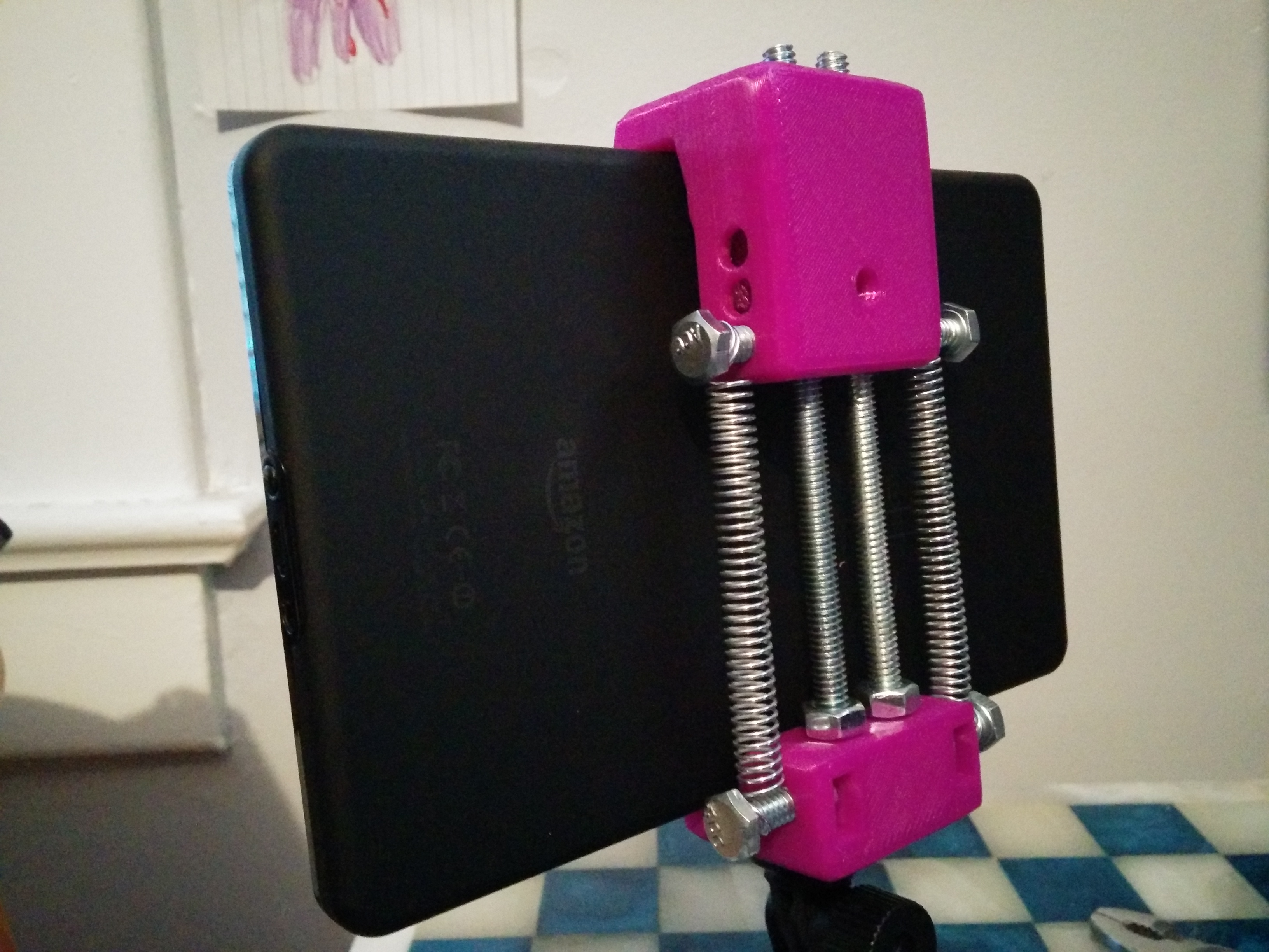 The qInch Project : Spring Phone Grip