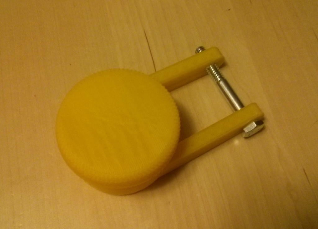 Treat container for retractable leash
